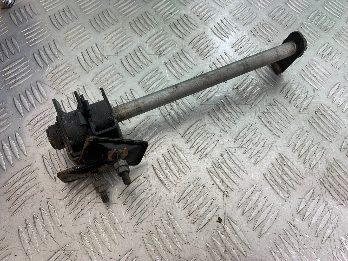 HONDA CBF600 CBF 600 REAR WHEEL SPINDLE  YEAR 2004 -07 (CMB1247)