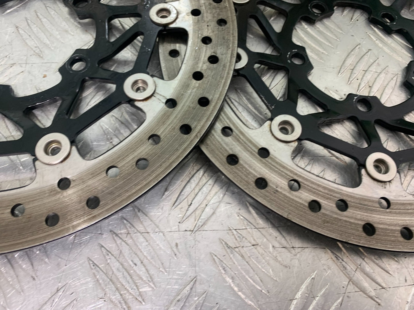TRIUMPH 675 STREET TRIPLE R FRONT BRAKE DISCS  YEAR 2013 - 2016 (CMB1221)