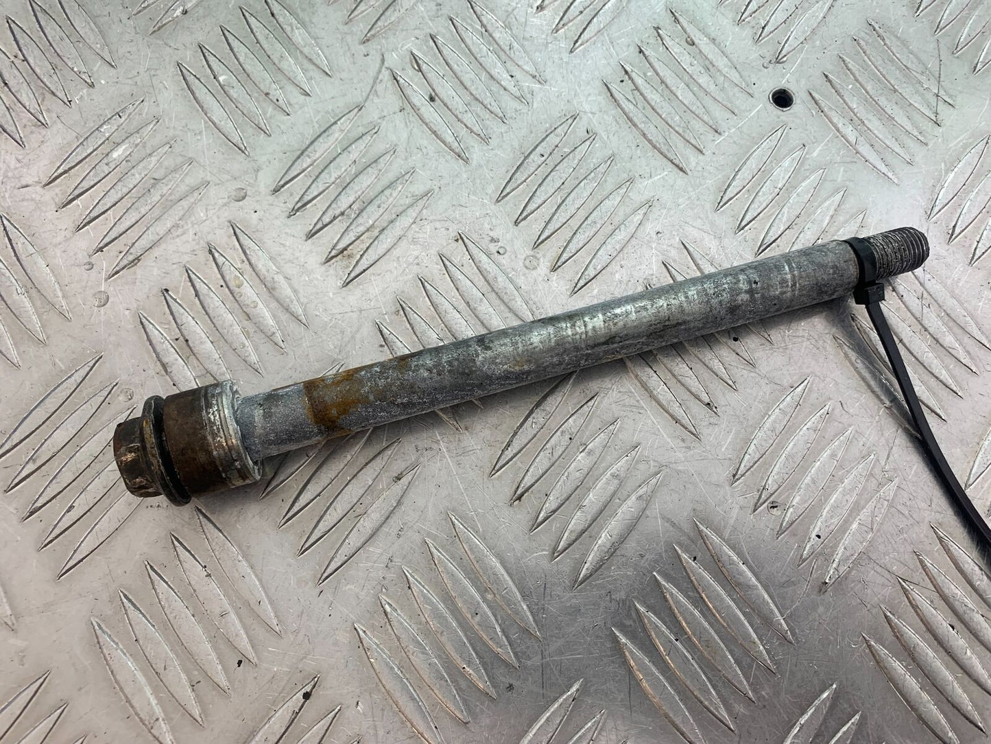 YAMAHA XV535 XV 535 VIRAGO FRONT WHEEL SPINDLE YEAR 1994-02 (CMB1044)
