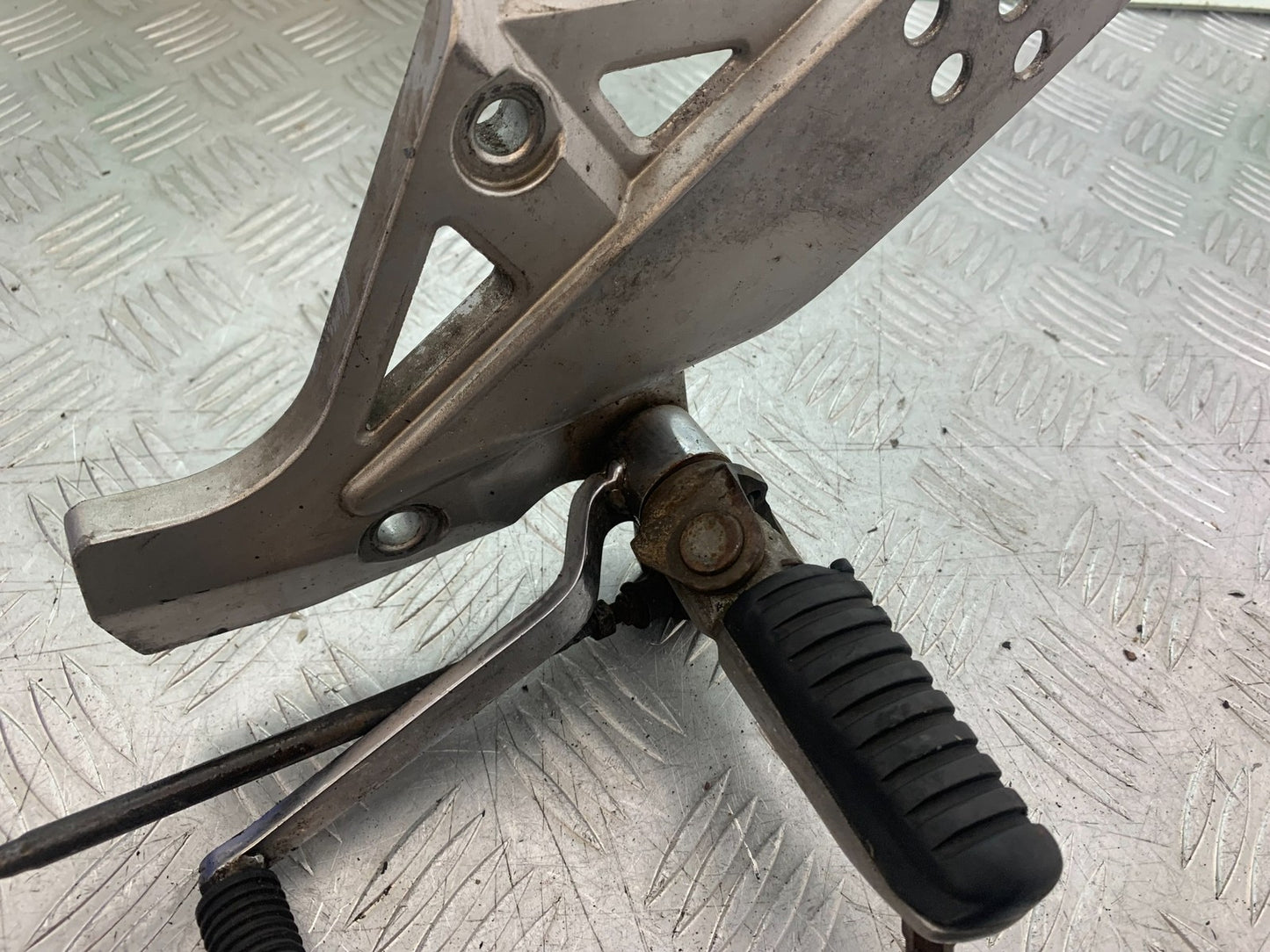 KAWASAKI Z750 Z 750 FRONT LEFT HANGER GEAR LEVER PEG  YEAR 2004-2006  (CMB1234)