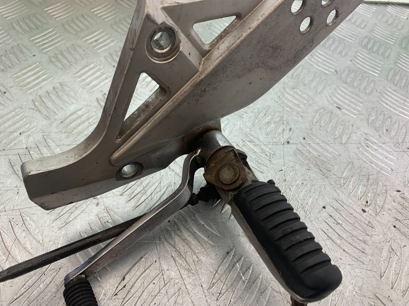 KAWASAKI Z750 Z 750 FRONT LEFT HANGER GEAR LEVER PEG  YEAR 2004-2006  (CMB1234)