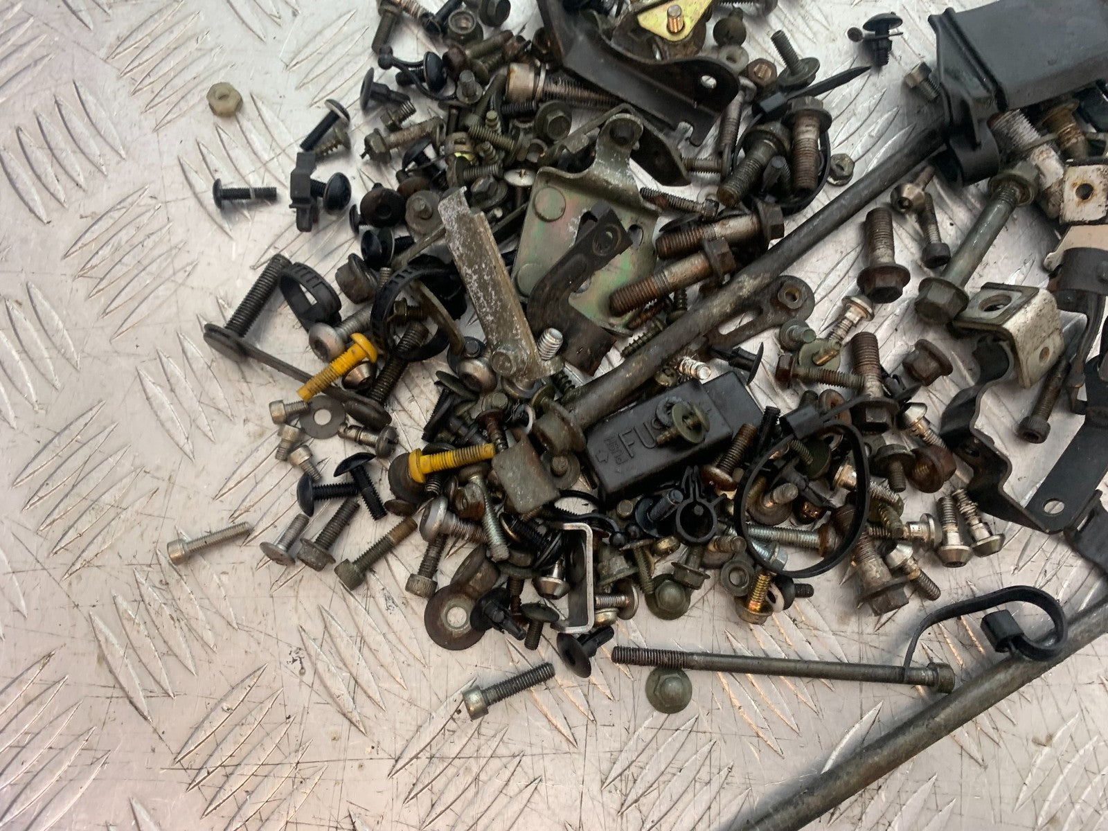 YAMAHA YZF R1 4XV NUTS BOLTS BRACKETS  YEAR 1998-99 (CMB1291)