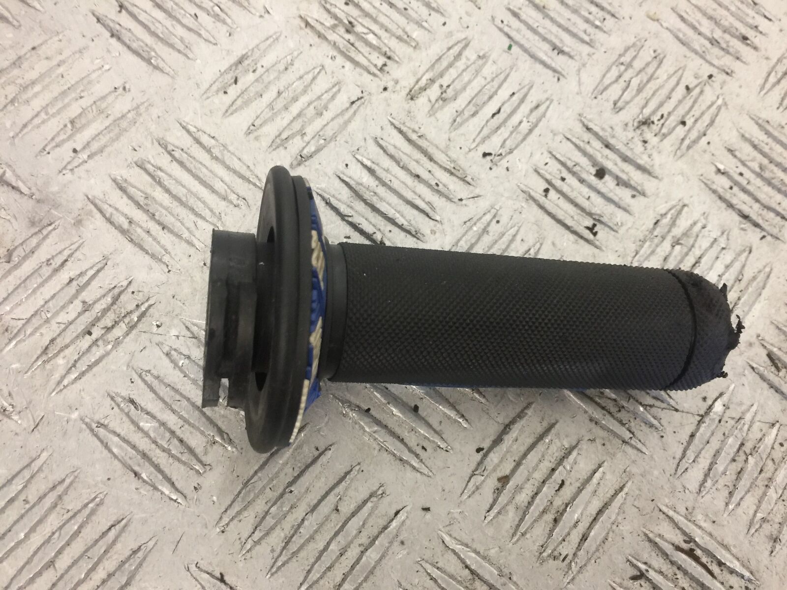 YAMAHA XT125X XT125 X THROTTLE TWIST GRIP  YEAR 2008  (STOCK 857)