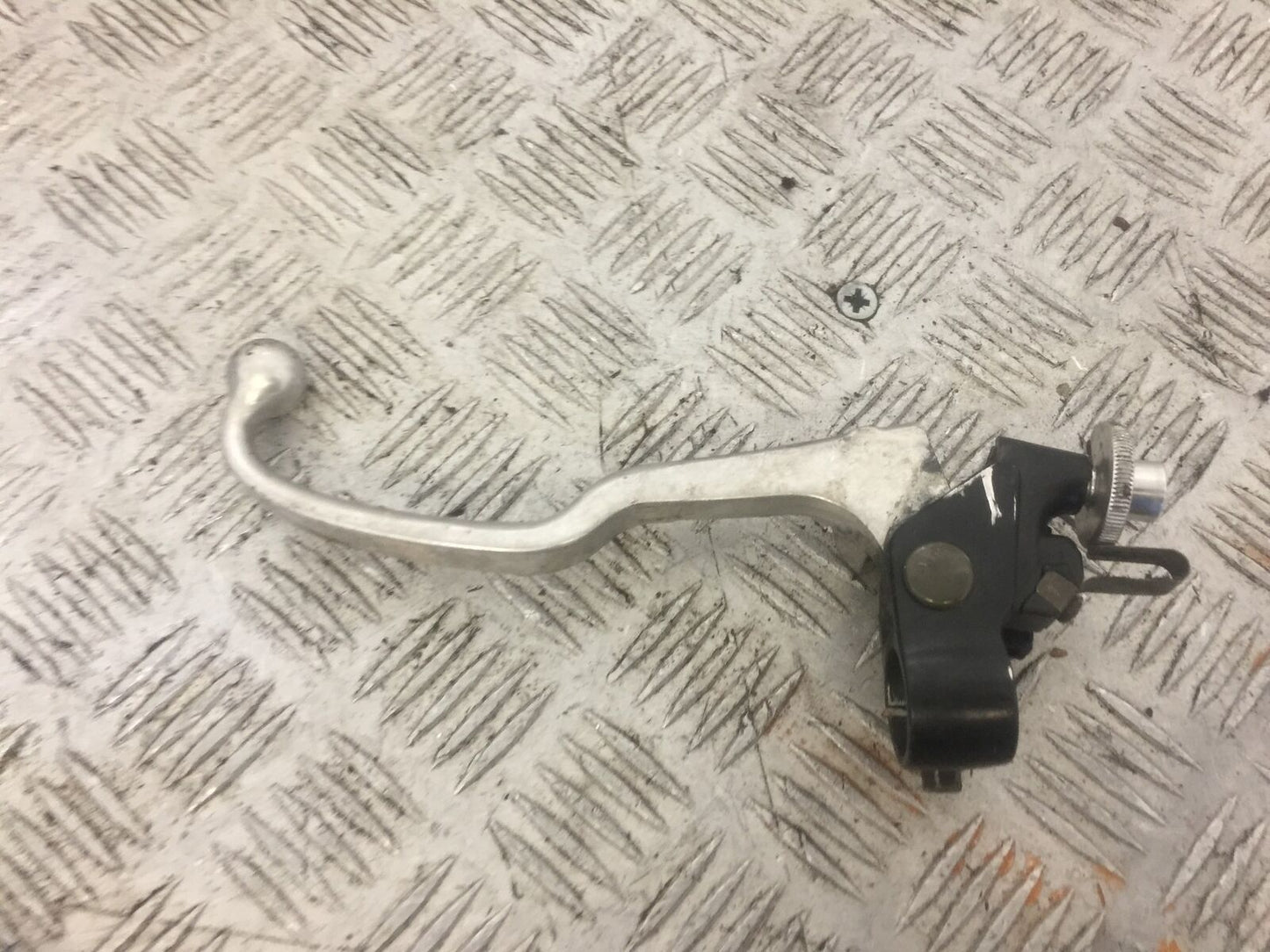 YAMAHA FZ6 CLUTCH LEVER AND BRACKET   YEAR 2004 (STOCK 693)