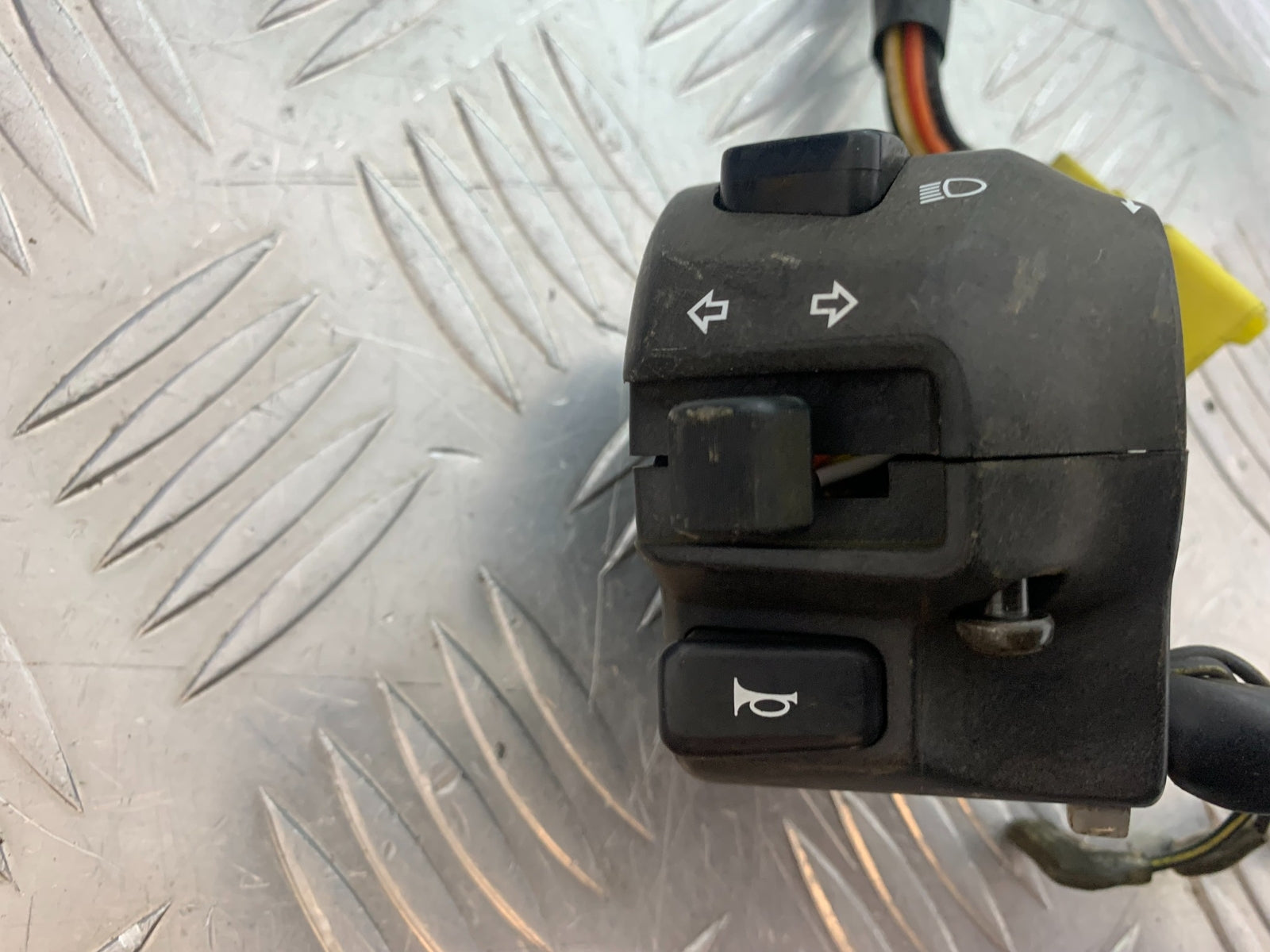 SUZUKI GSF1200  GSF 1200 BANDIT LEFT SWITCH GEAR  YEAR 1997-2000 (CMB1149)
