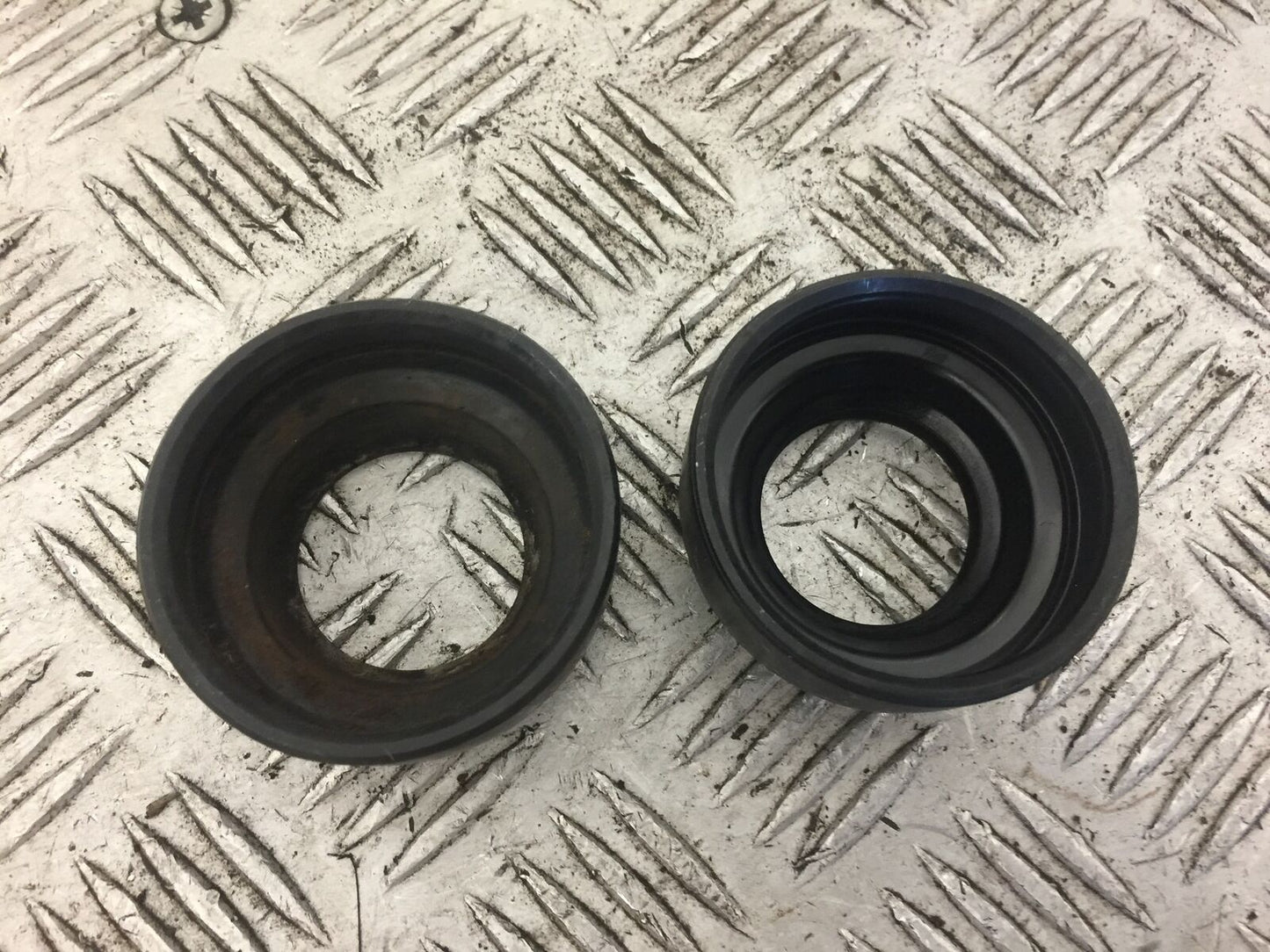 SUZUKI GT550 GT 550 FORK DUST SEALS (STOCK 594)