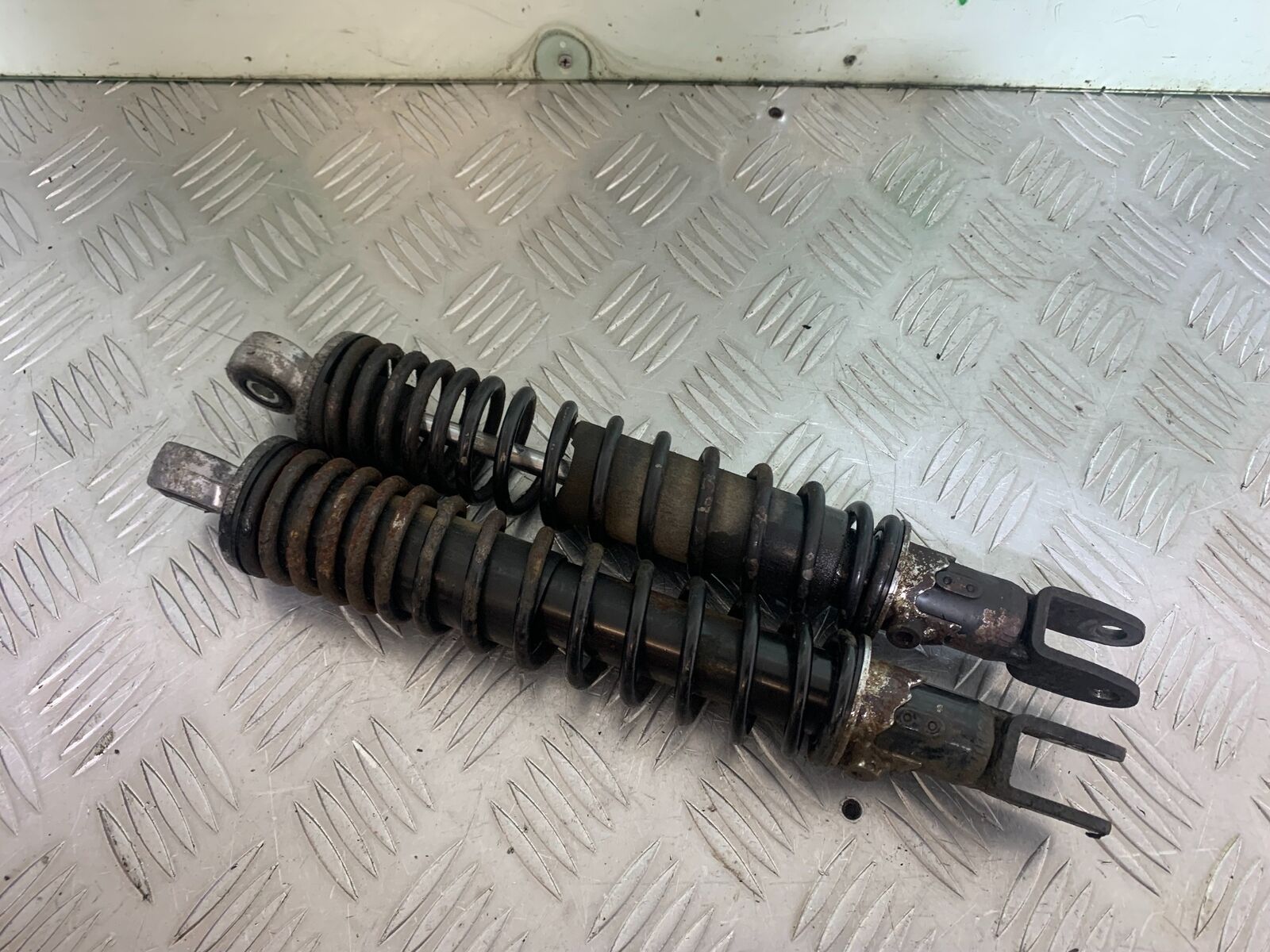 SUZUKI AN 200 UN 200 BURGMAN REAR SHOCKS  YEAR 2007-09 (CMB1128)