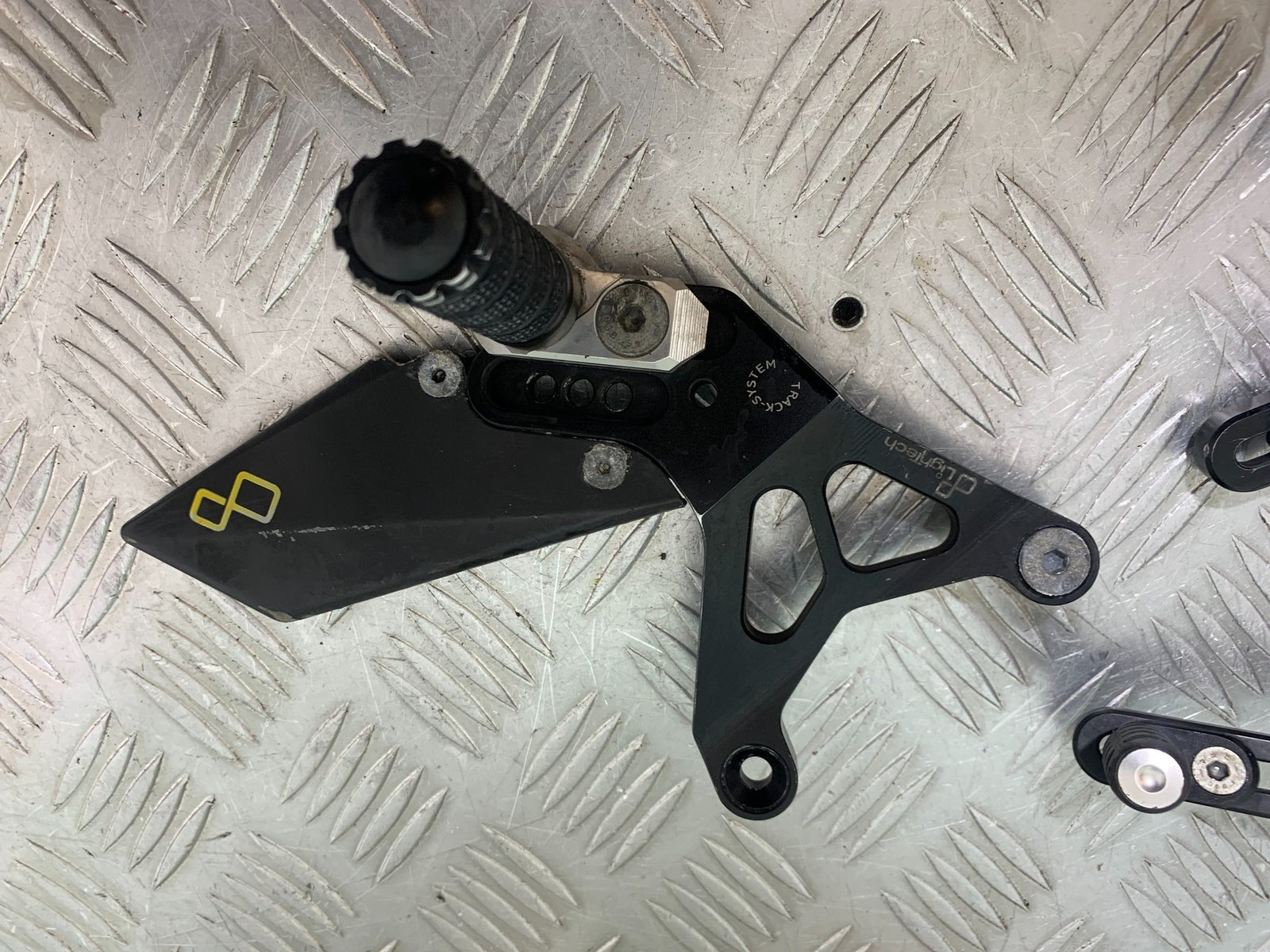 MV AGUSTA 800 F3 LEFT AND RIGHT FRONT HANGERS   YEAR 2013-2016 (CMB1152)