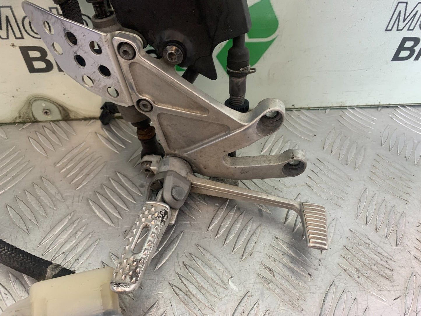 HONDA CBR600 CBR 600 RR FRONT RIGHT HANGER    YEAR 2003-2004 CMB1173)