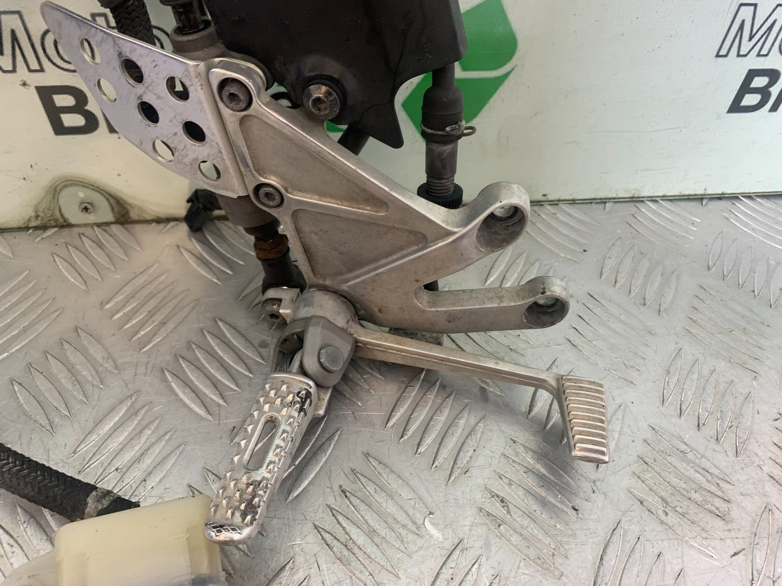 HONDA CBR600 CBR 600 RR FRONT RIGHT HANGER    YEAR 2003-2004 CMB1173)