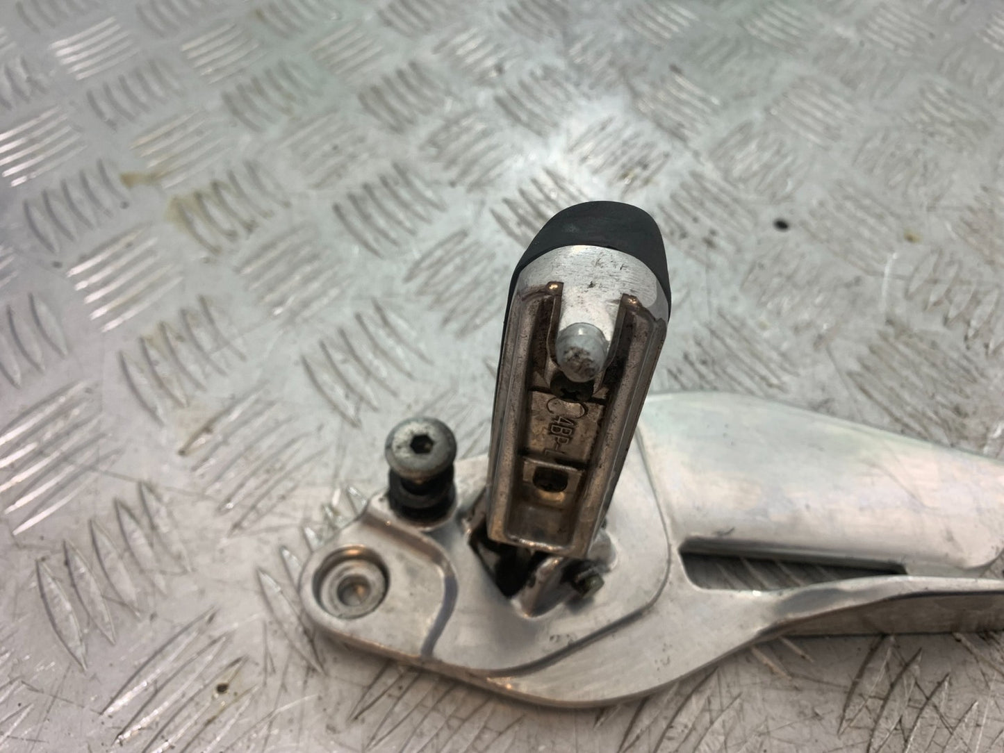 YAMAHA XJ900 XJ 900 DIVERSION FRONT LEFT HANGER AND PEG YEAR 1994-2002 (CMB1292)