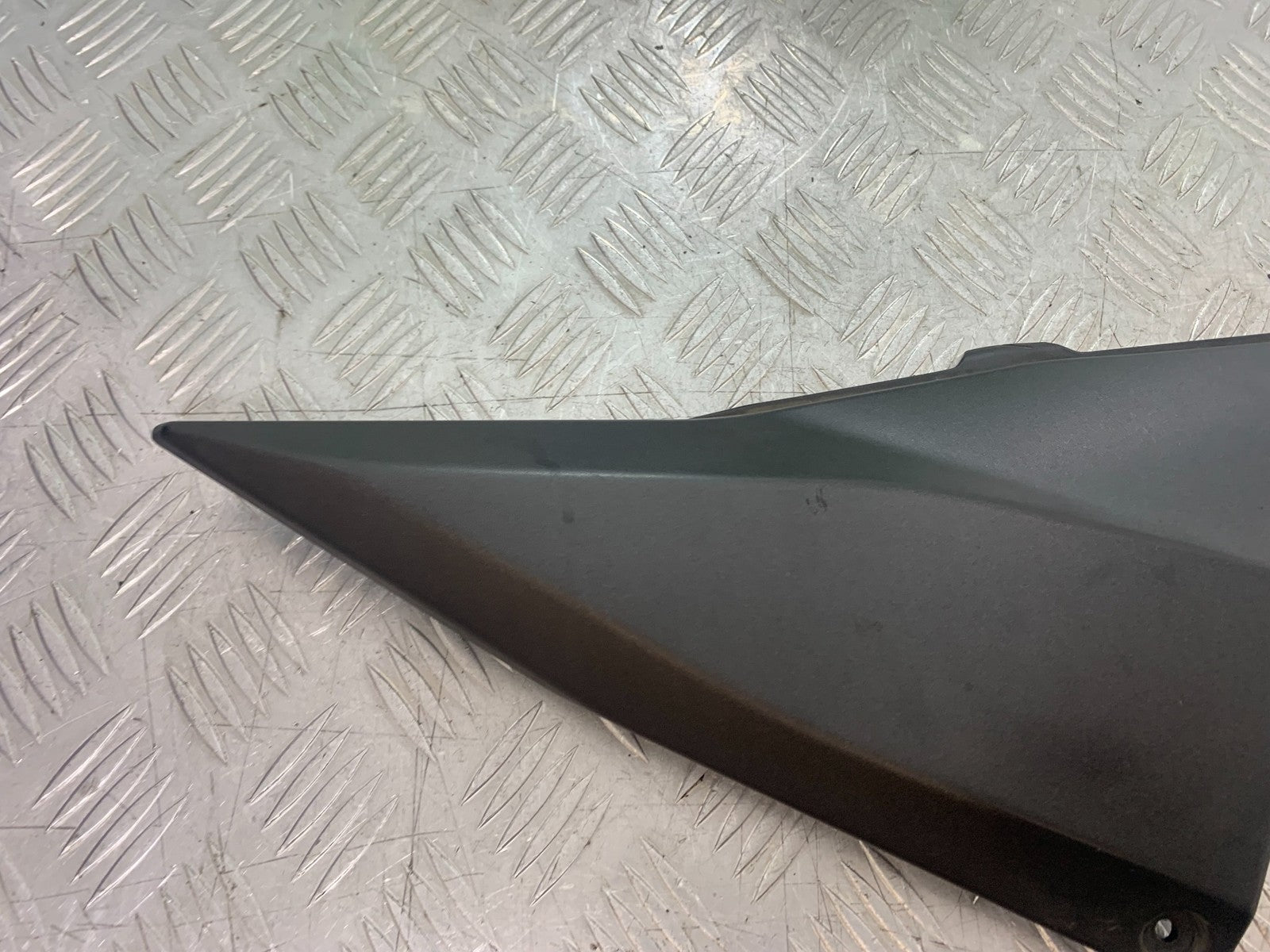 KAWASAKI Z750 Z 750 RIGHT SEAT PANEL  YEAR 2004-2006  (CMB1234)
