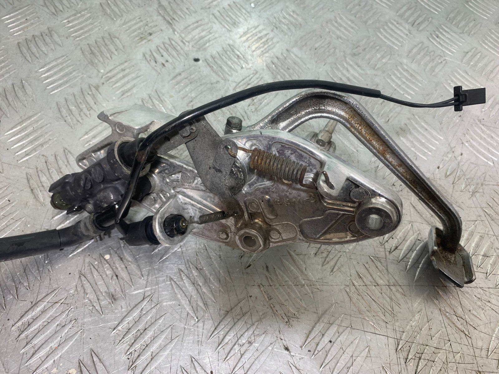 YAMAHA XJ900 XJ 900 DIVERSION FRONT RIGHT HANGER AND PEG YEAR 1994-2002(CMB1292)