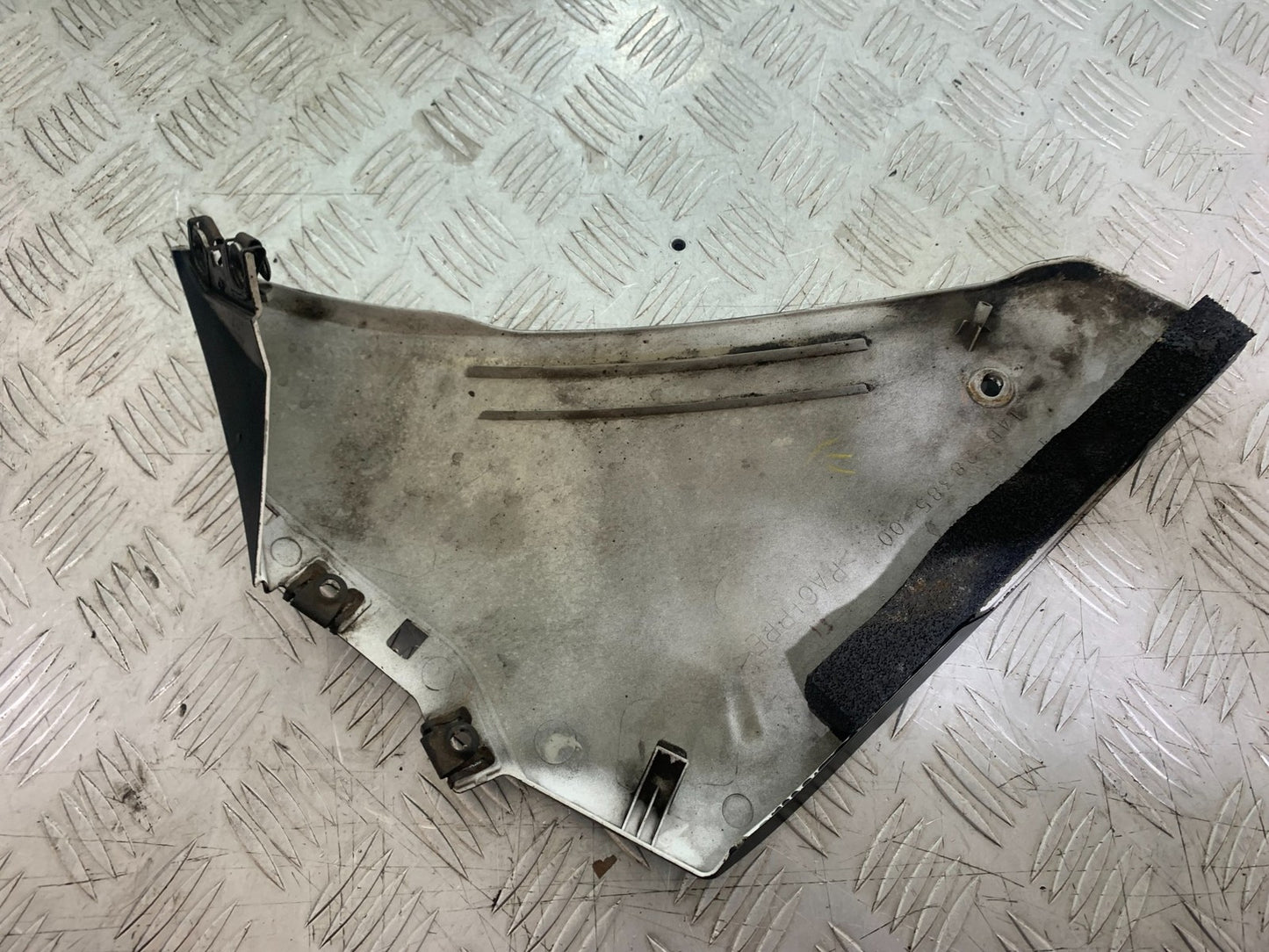 YAMAHA YZF R1 14 B BIG BANG LEFT LOWER FAIRING PANEL   2009-14 (CMB1175)