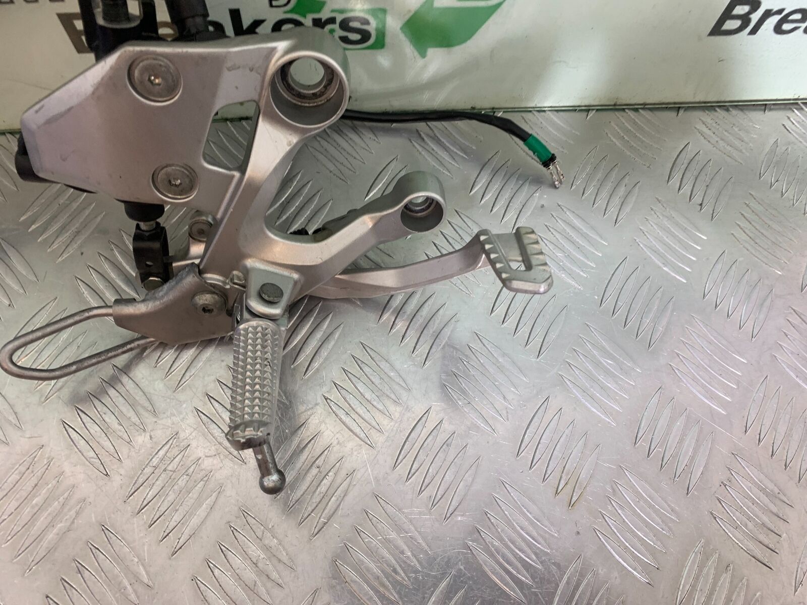 YAMAHA MT09 MT-09 FRONT RIGHT HANGER AND BRAKE LEVER  YEAR 2013-2016 (STOCK 997)
