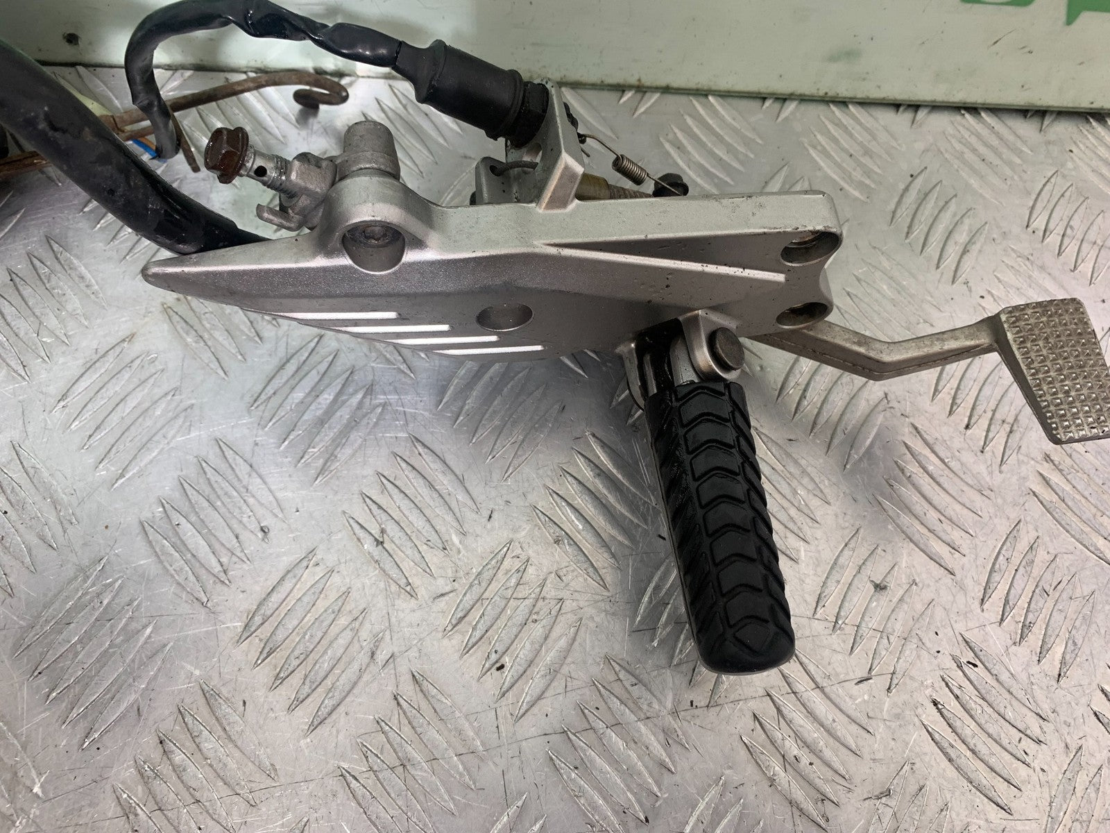 KAWASAKI GTR1400 GTR 1400 FRONT RIGHT HANGER  YEAR 2007-2009 (CMB1306)