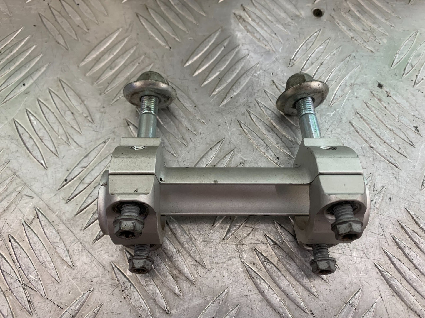 KTM 690 DUKE R LC4 HANDLEBAR CLAMPS RISERS YEAR 2012-2015  (CMB1180)
