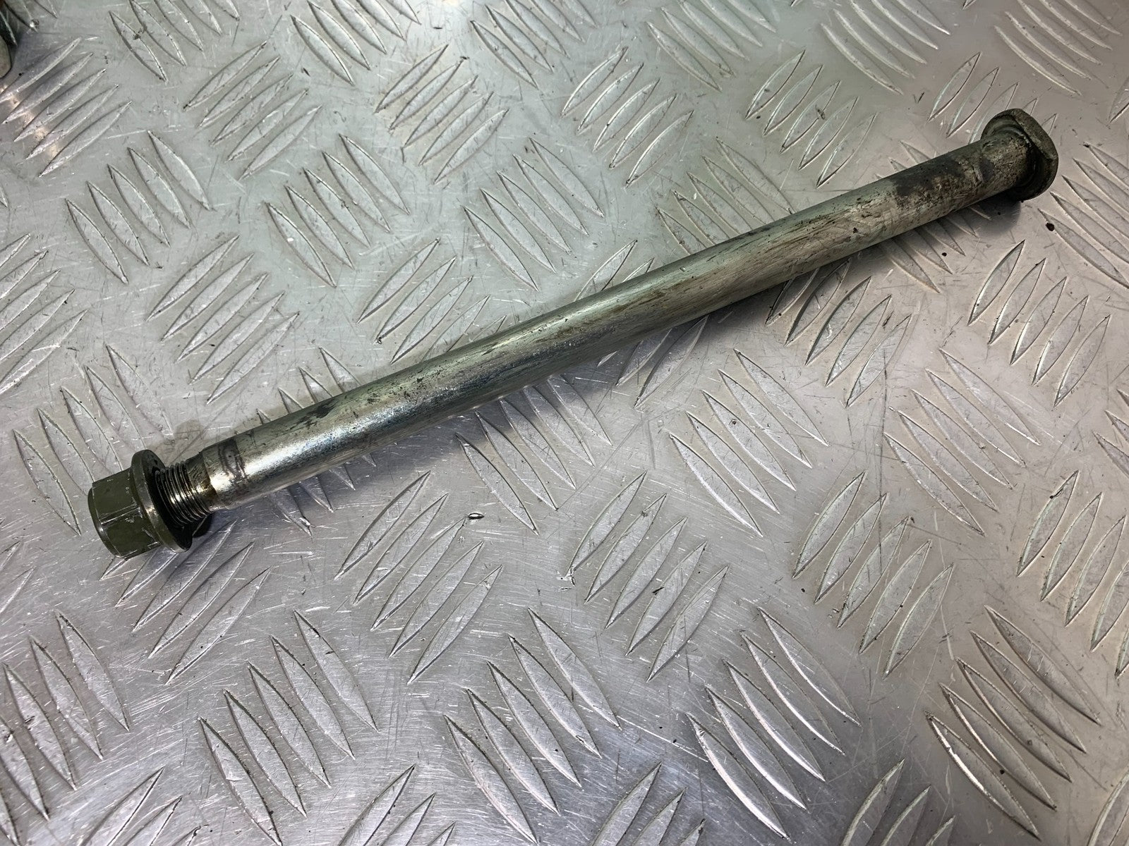 YAMAHA XJR1300 XJR 1300 SWINGARM SPINDLE 1999-2003 (CMB1119)