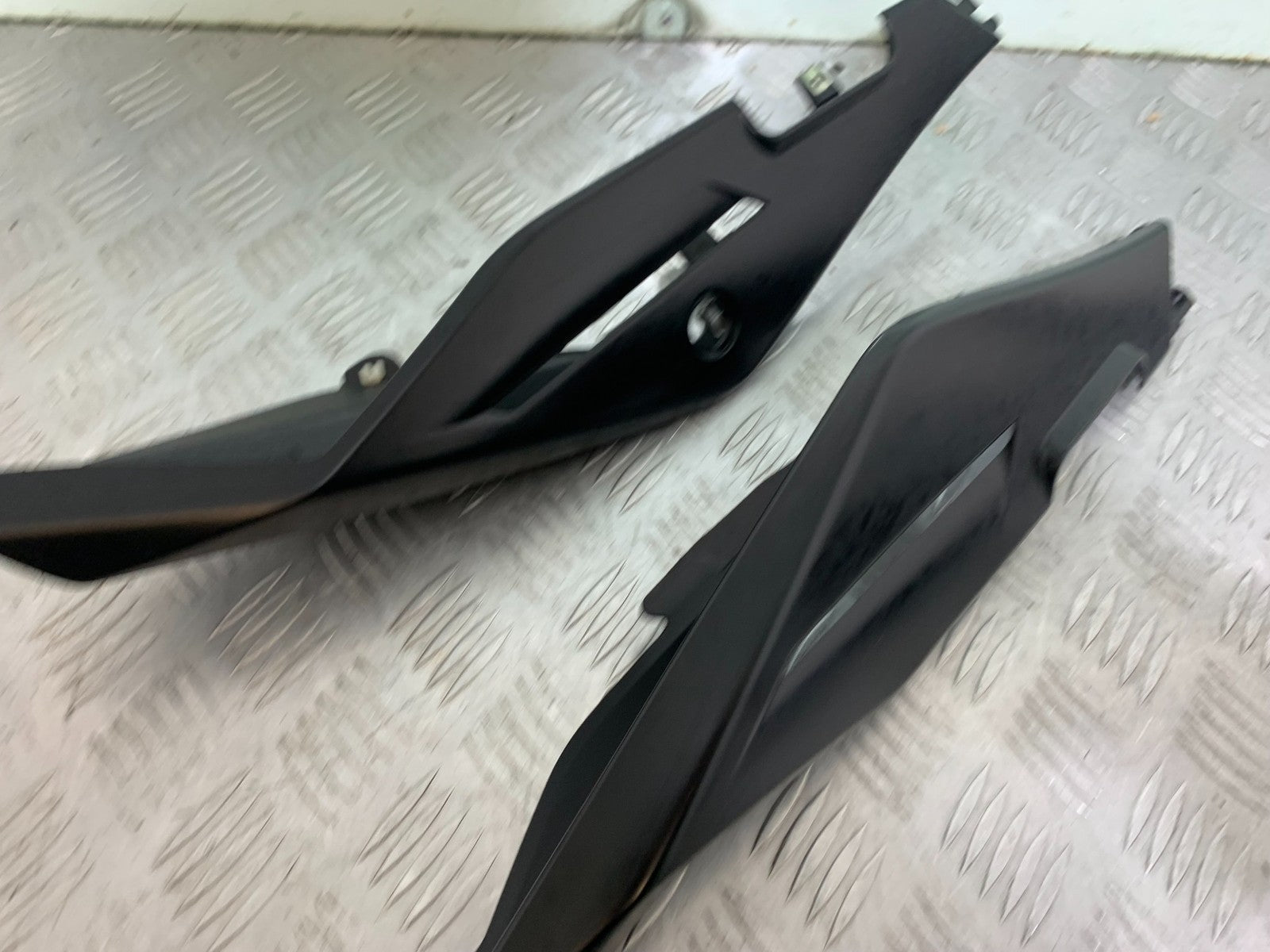 APRILIA TUONO 1000 V4R LEFT AND RIGHT SEAT PANELS  YEAR 2011-13  (CMB1316)