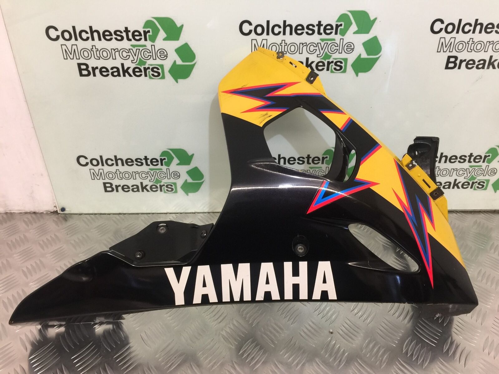 YAMAHA R6 RIGHT BELLYPAN  YEAR 2004-2005 (STOCK 931)