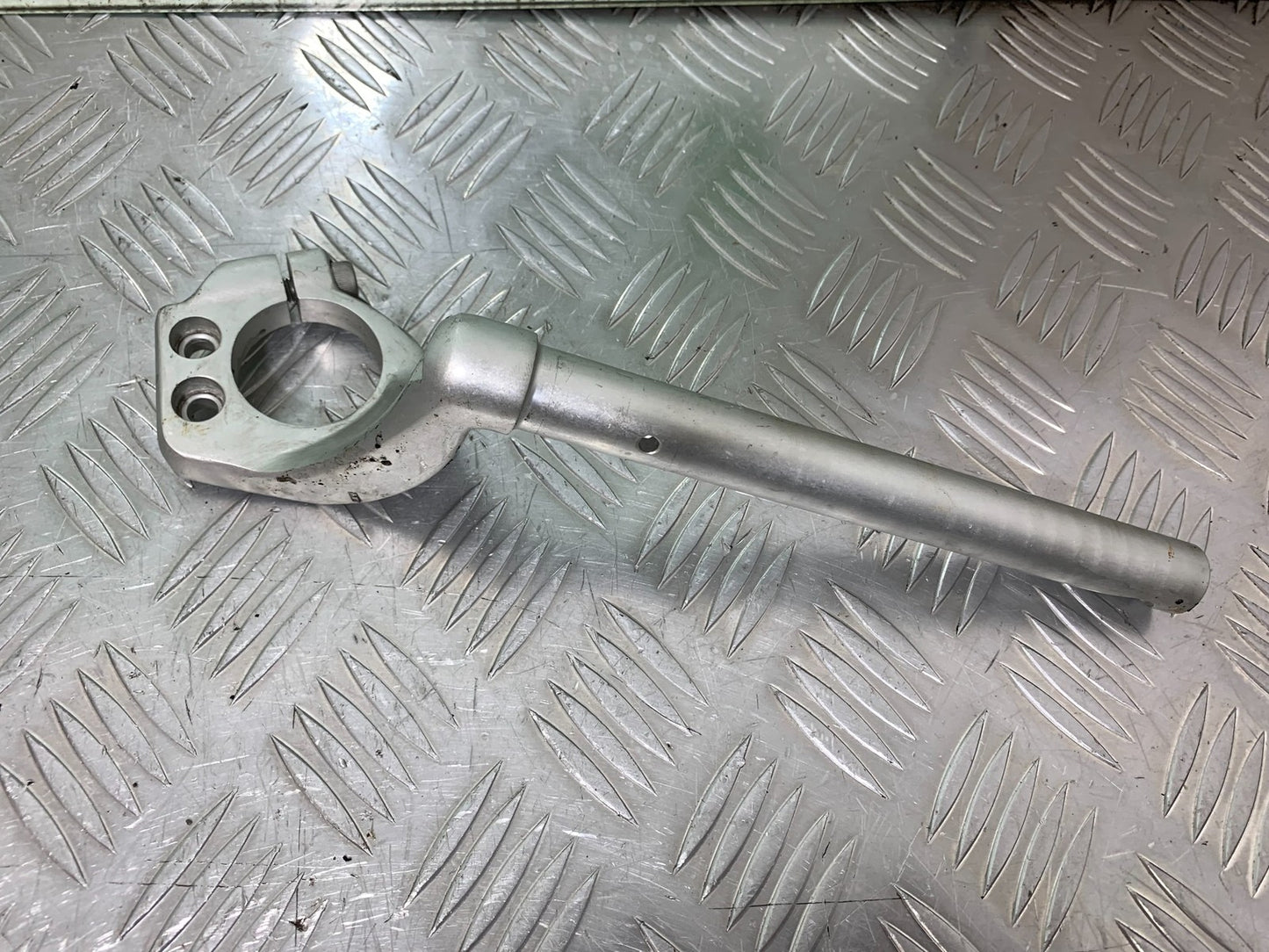 TRIUMPH 955i SPRINT ST RIGHT HANDLEBAR YEAR 1999-04 (CMB1230)