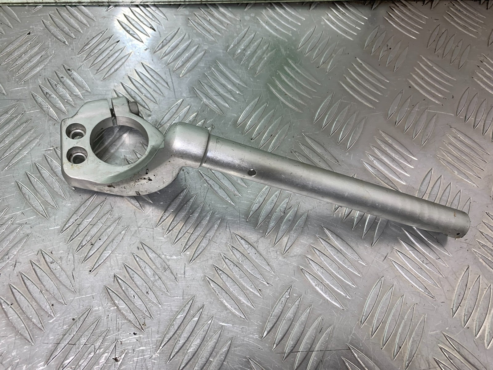 TRIUMPH 955i SPRINT ST RIGHT HANDLEBAR YEAR 1999-04 (CMB1230)