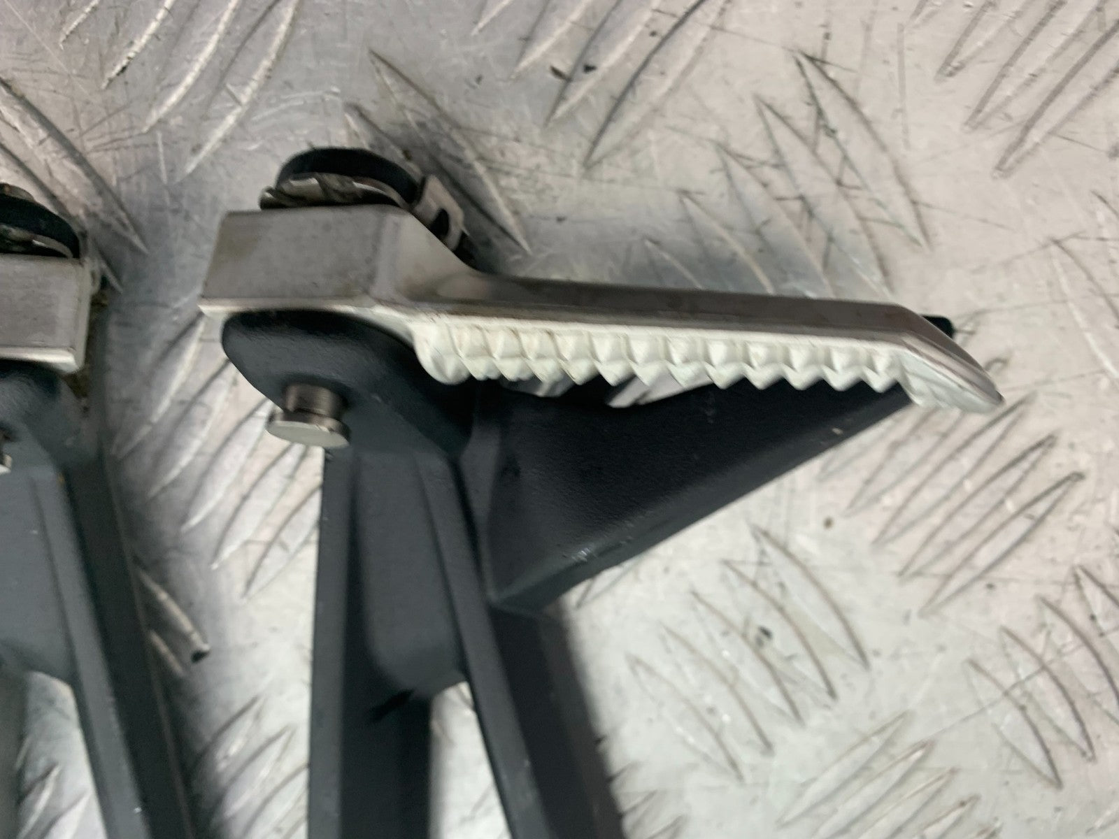 TRIUMPH 675 STREET TRIPLE RX REAR HANGER AND PEGS   2015- 2017 (CMB1299)