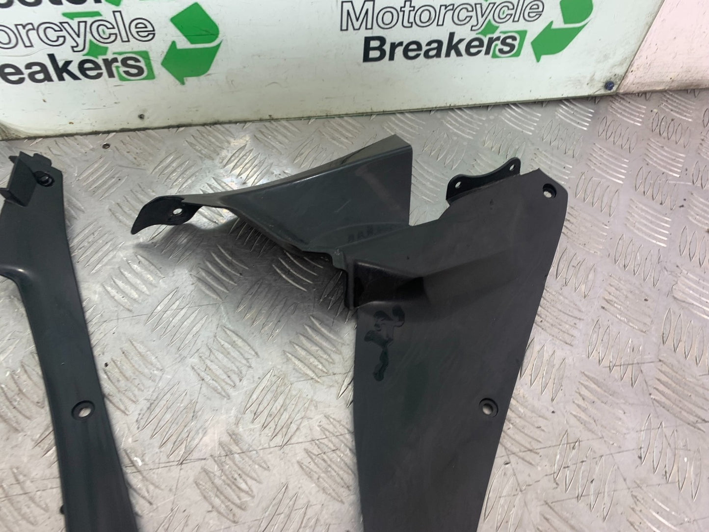 HONDA CBR1000 rr FIREBLADE LEFT AND RIGHT INNER INFILLS YEAR 2006  (CMB1220)