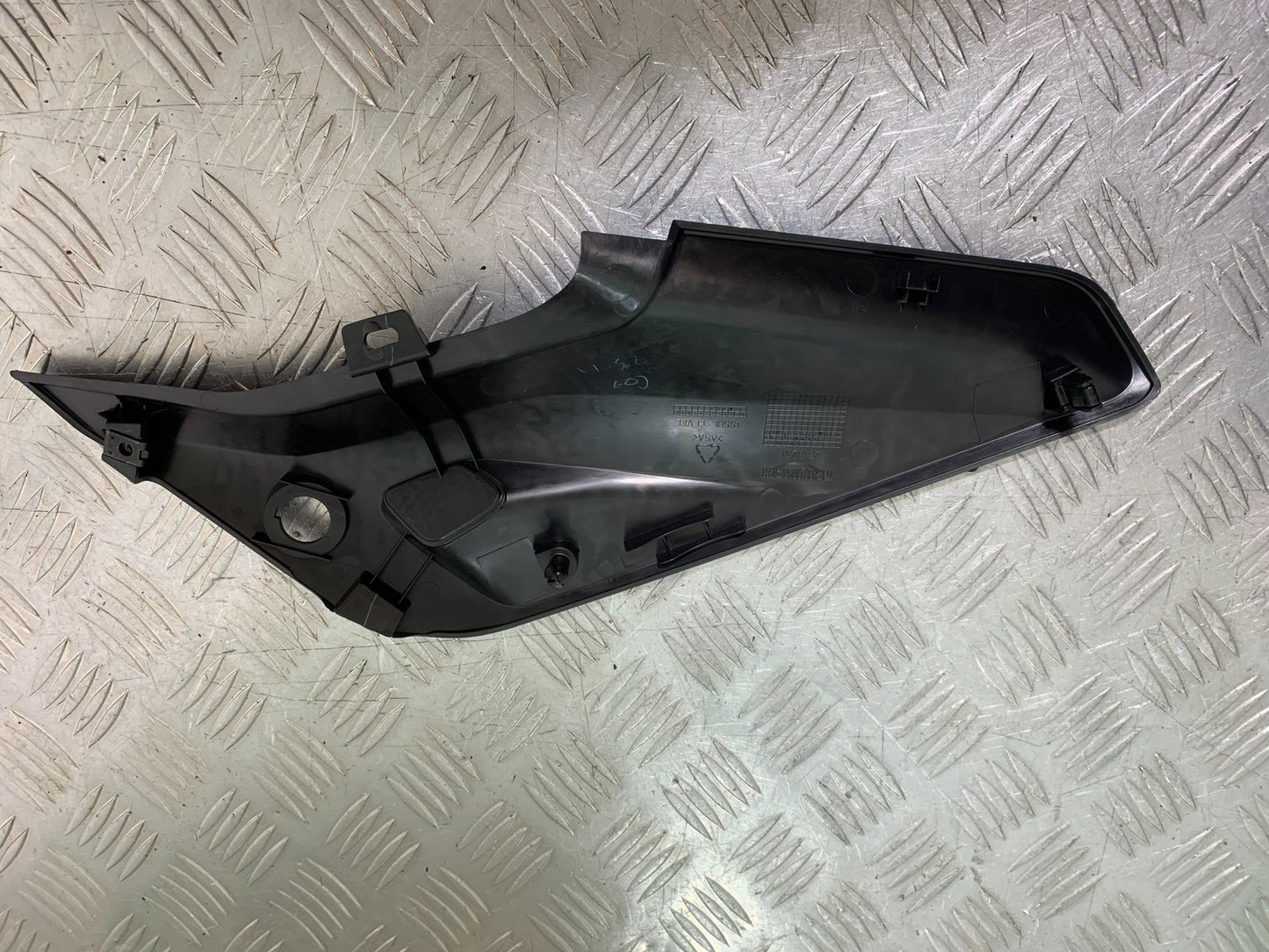 TRIUMPH TRIDENT 660 LEFT SEAT PANEL   YEAR 2021-2024 (CMB1295)