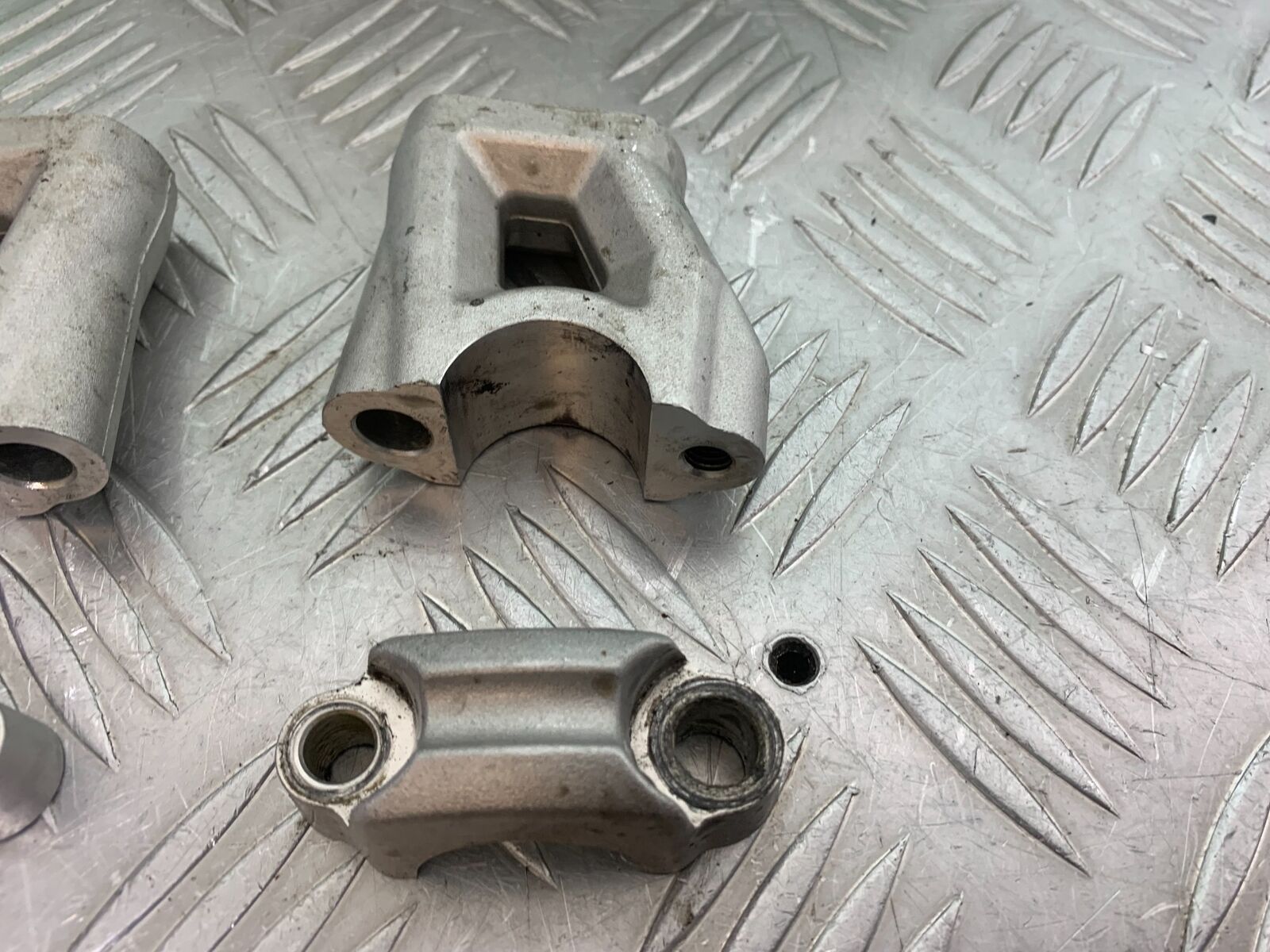 TRIUMPH TIGER 800 HANDLEBAR CLAMPS  YEAR 2011-2014 (CMB1113)