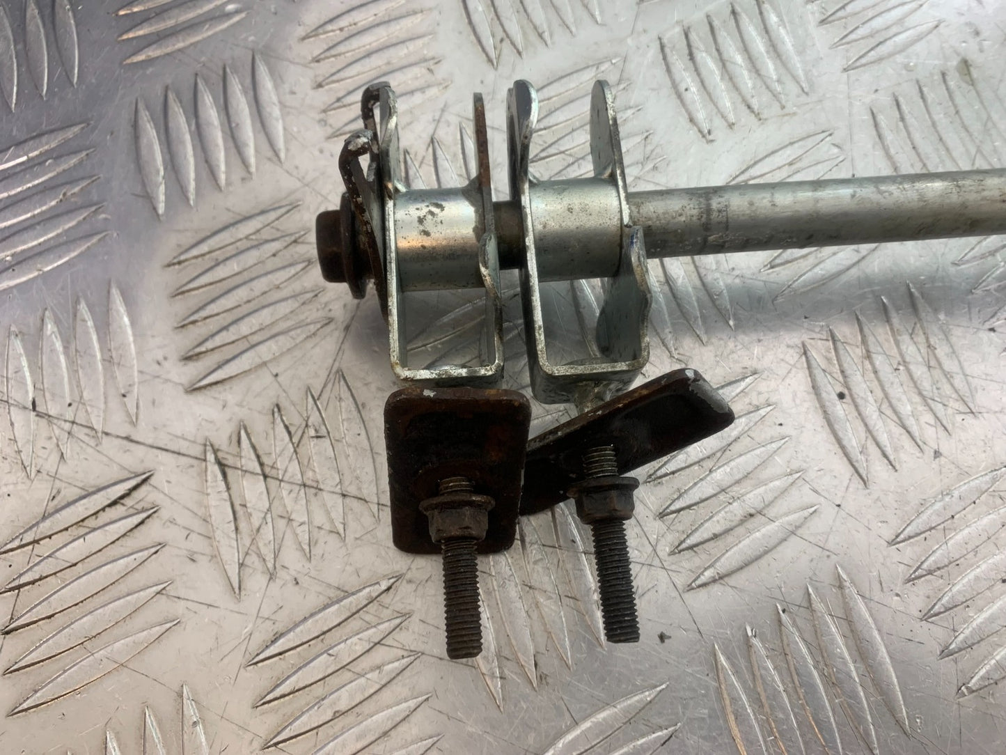 SUZUKI GS500 GS 500 REAR WHEEL SPINDLE   YEAR 2001-2008 (CMB1254)