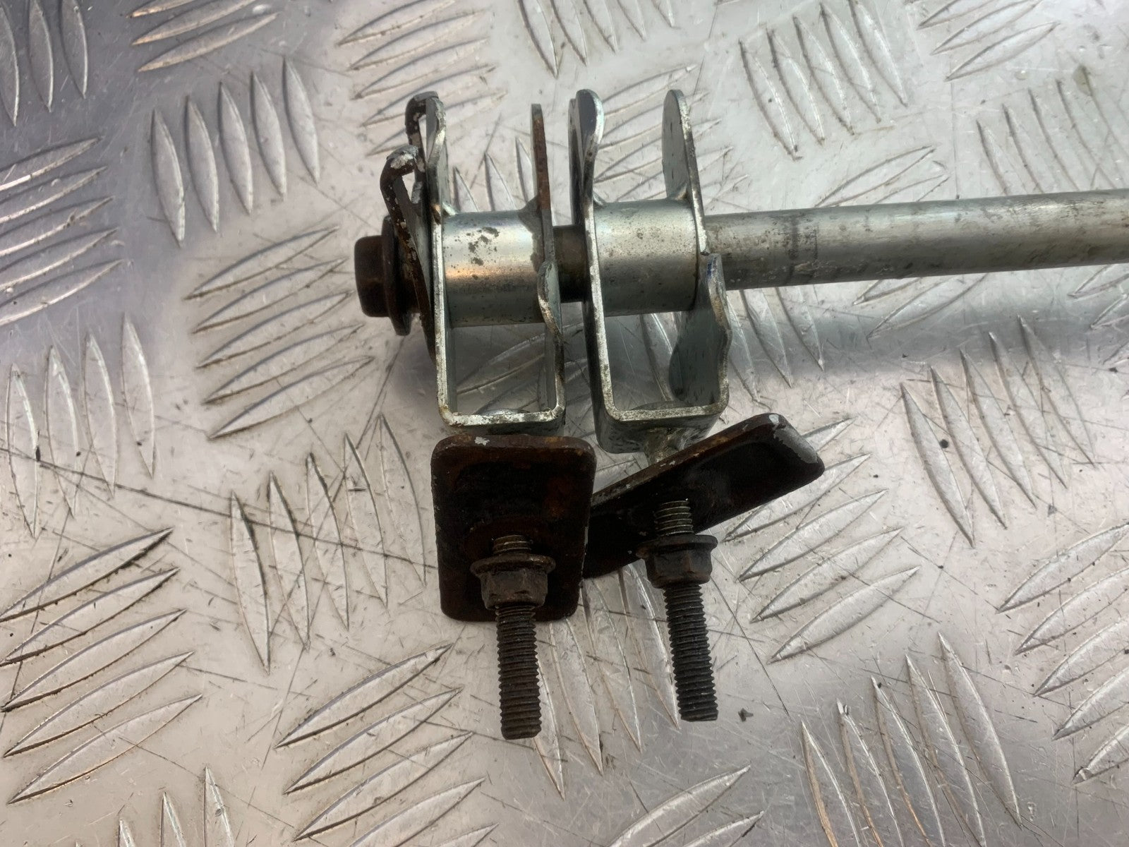 SUZUKI GS500 GS 500 REAR WHEEL SPINDLE   YEAR 2001-2008 (CMB1254)