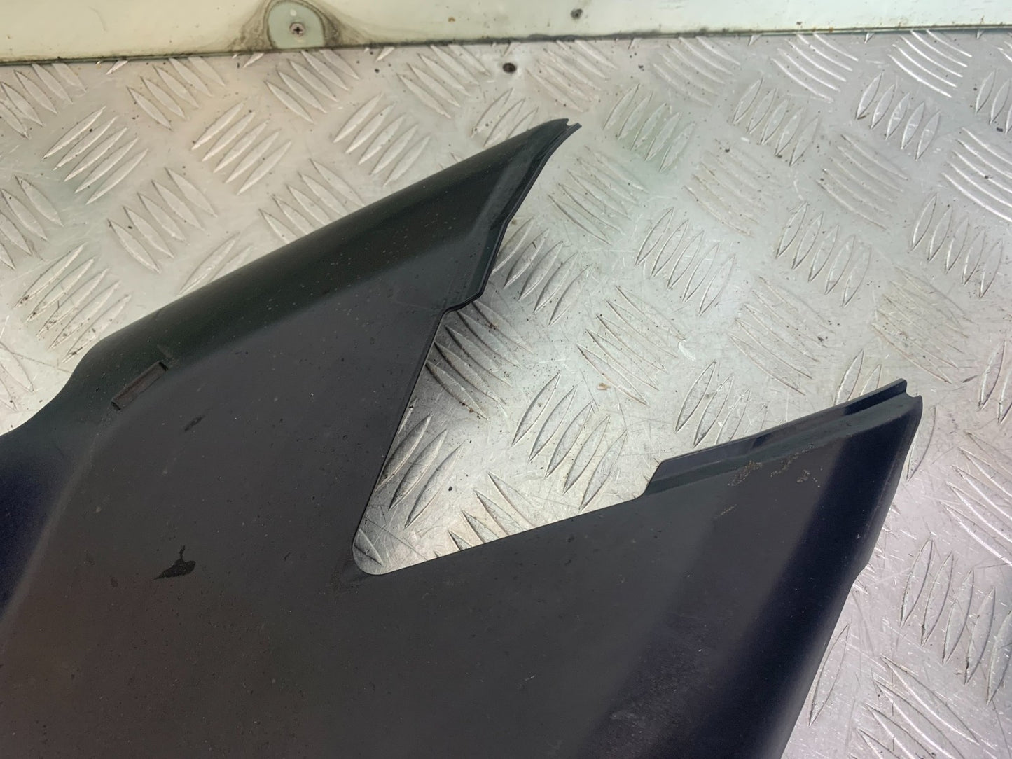 TRIUMPH 675 STREET TRIPLE UNDERTRAY  2013-2016 (CMB1186)