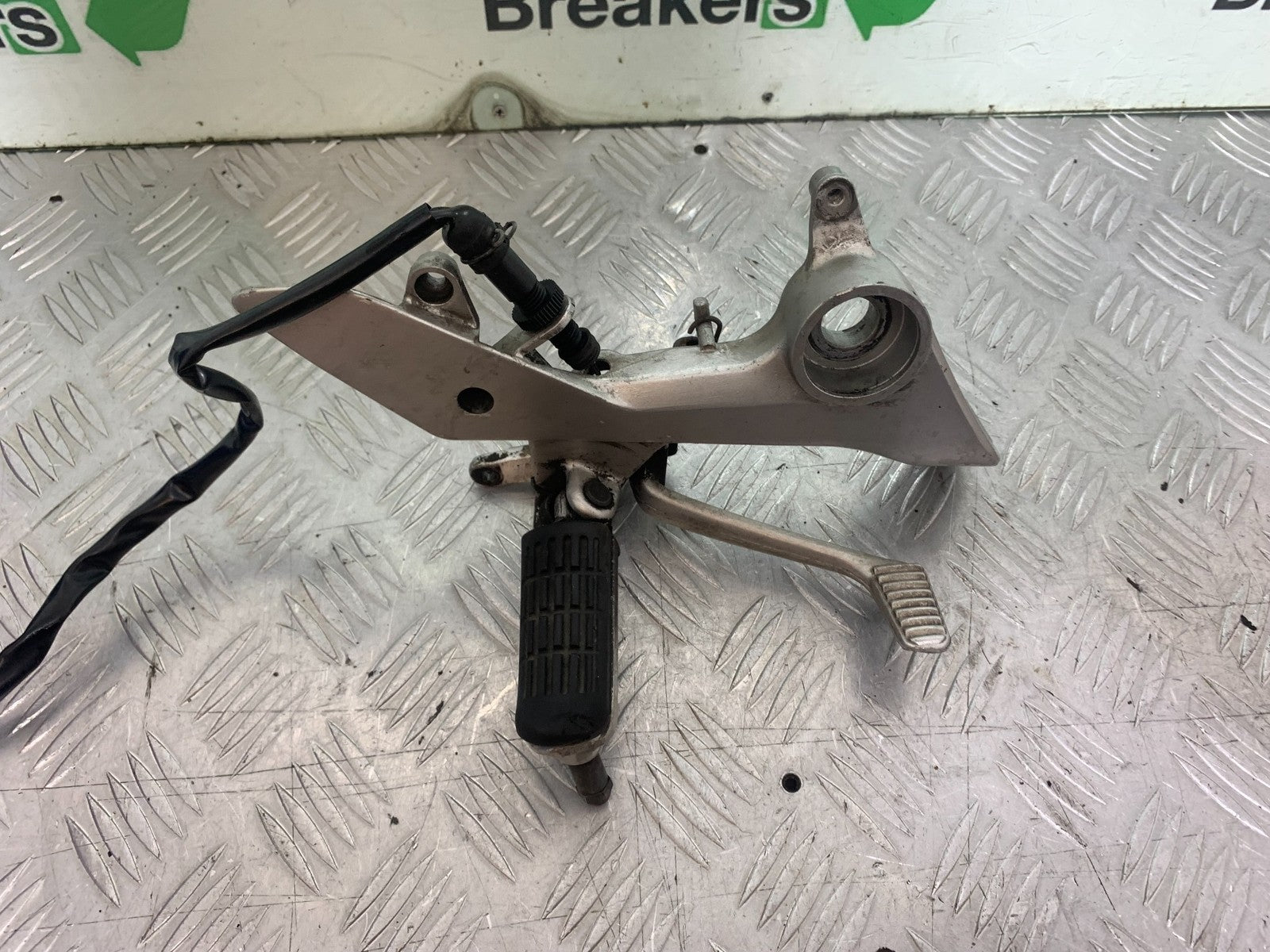 HONDA VFR800 PRE V-TEC FRONT RIGHT HANGER AND PEDAL  YEAR 1998-2001 (CMB1233)