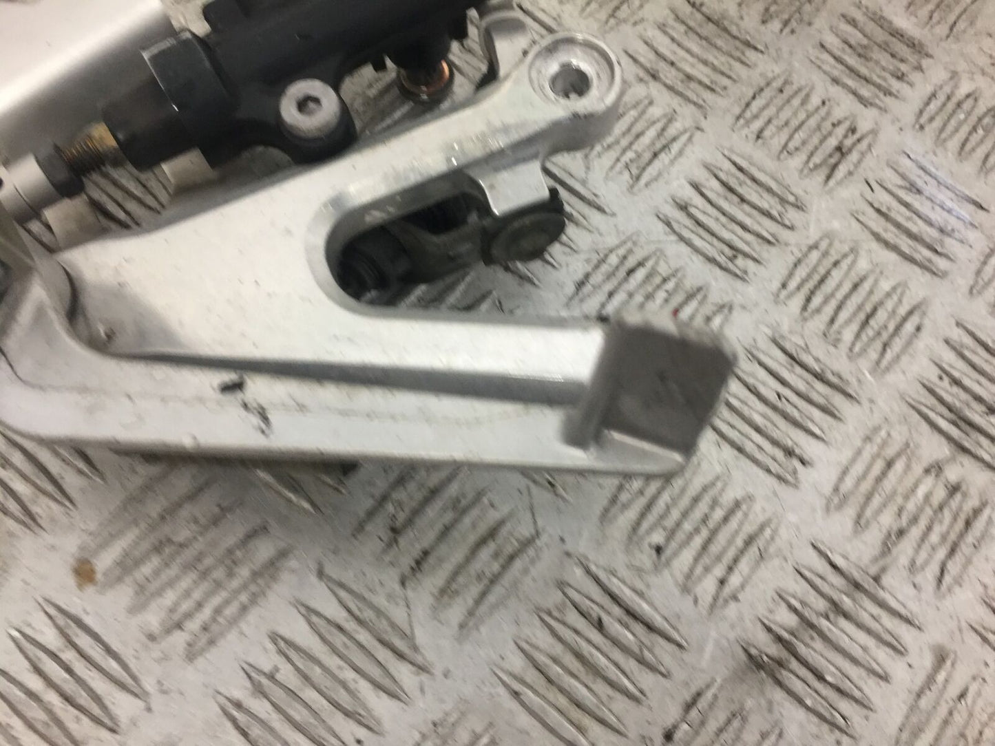 YAMAHA R6 5SL FRONT RIGHT HANGER  YEAR 2004 (STOCK 666)