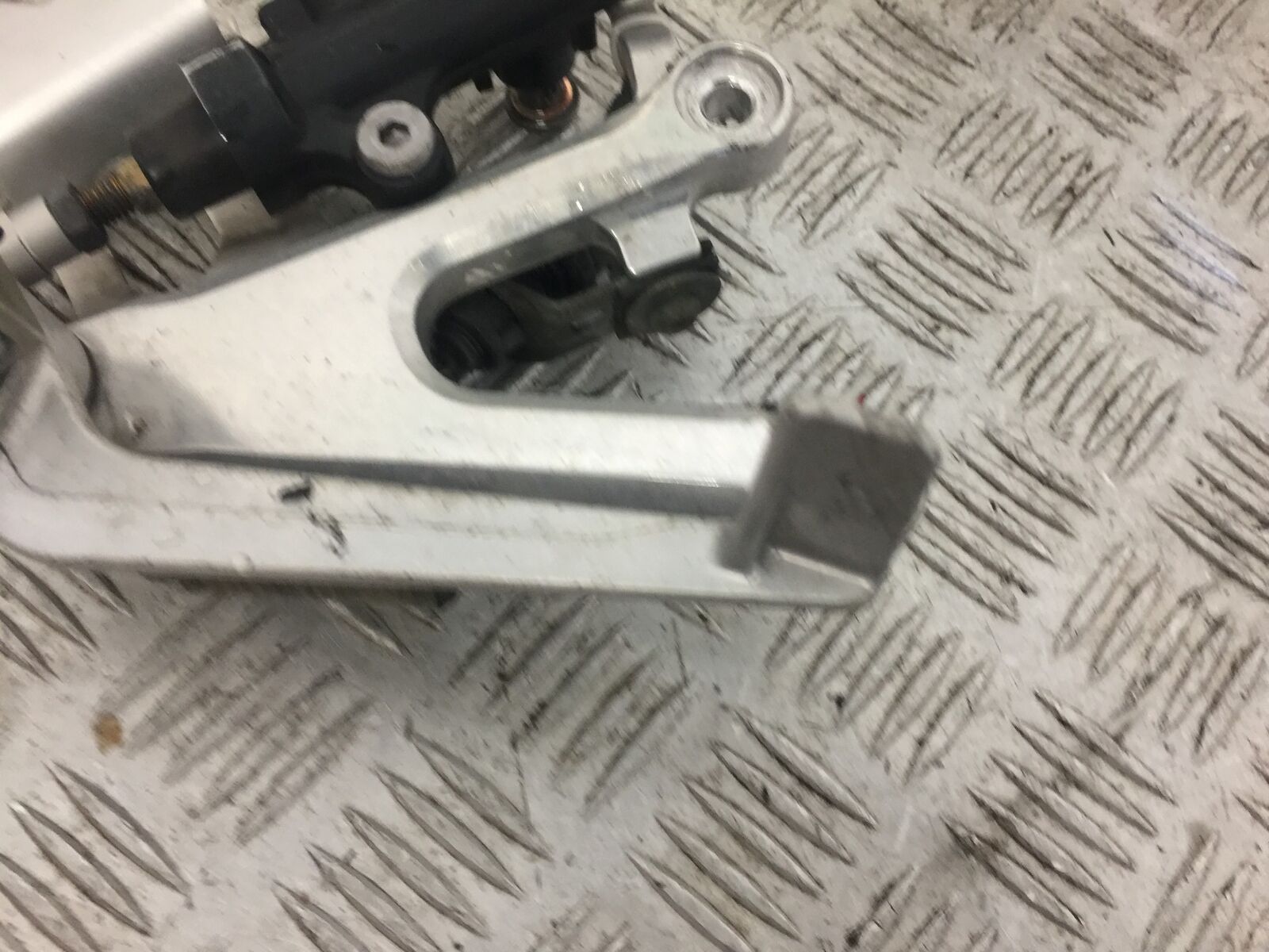 YAMAHA R6 5SL FRONT RIGHT HANGER  YEAR 2004 (STOCK 666)
