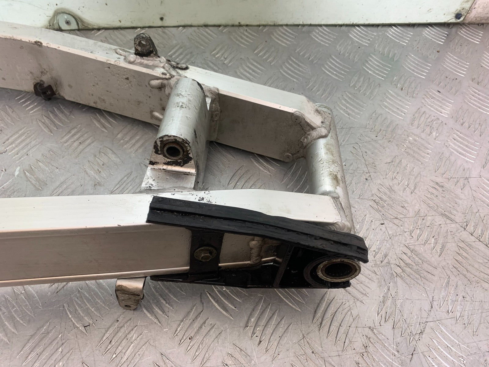 YAMAHA FZS600 FAZER 600 SWINGARM  YEAR 1998-2001 (CMB1267)