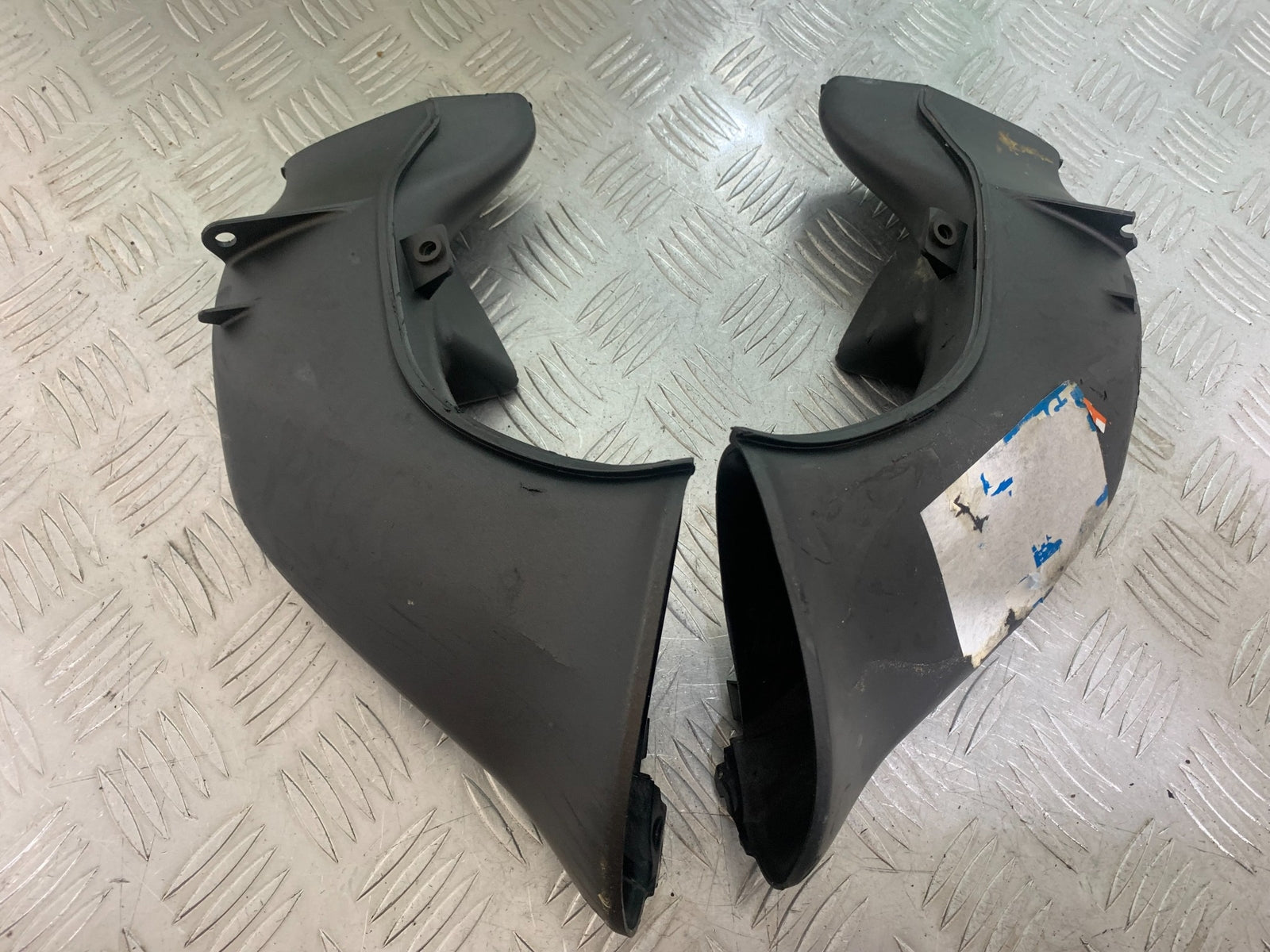 YAMAHA YZF R1 LEFT AND RIGHT AIR TUBES YEAR 2004-2006 (CMB1155)