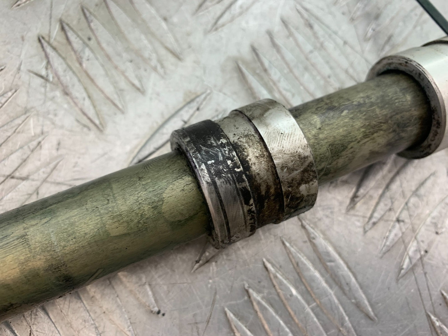 TRIUMPH SPEED TRIPLE R 1050 FRONT WHEEL SPINDLE  2009 (CMB1183)