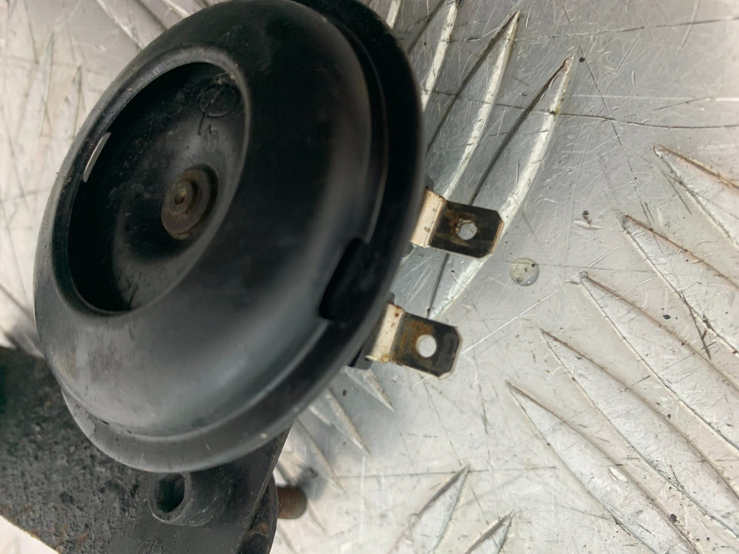 QINGQI QM125 GY-2B HORN AND BRACKET   YEAR 2016 (CMB1228)