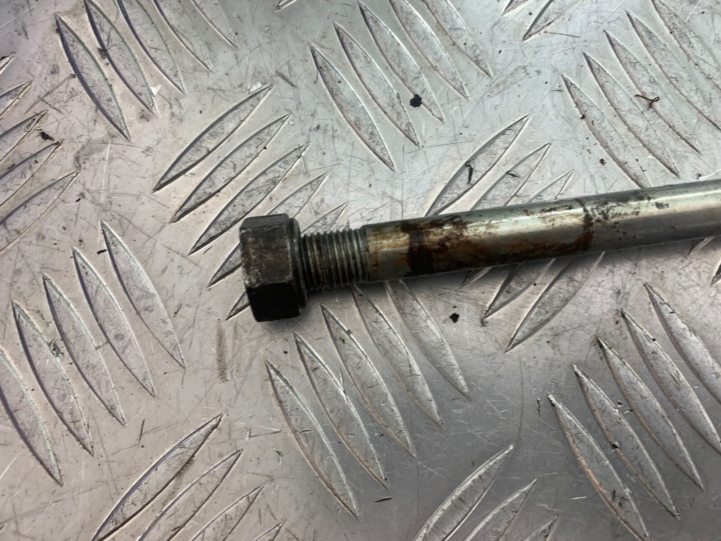 YAMAHA XT125 X XT 125 X SWINGARM SPINDLE 2005-2011 (CMB1097)