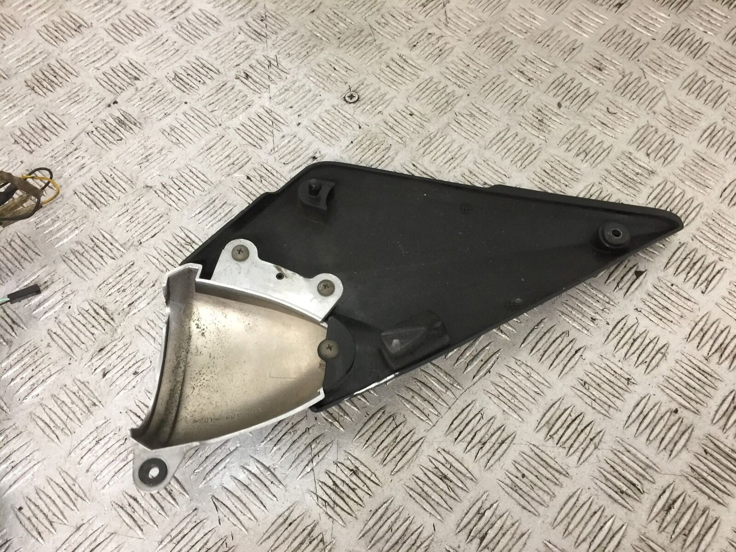 SUZUKI GSF1200 GSF 1200 BANDIT LEFT SIDE PANEL  YEAR 2001-2005 (STOCK 902)