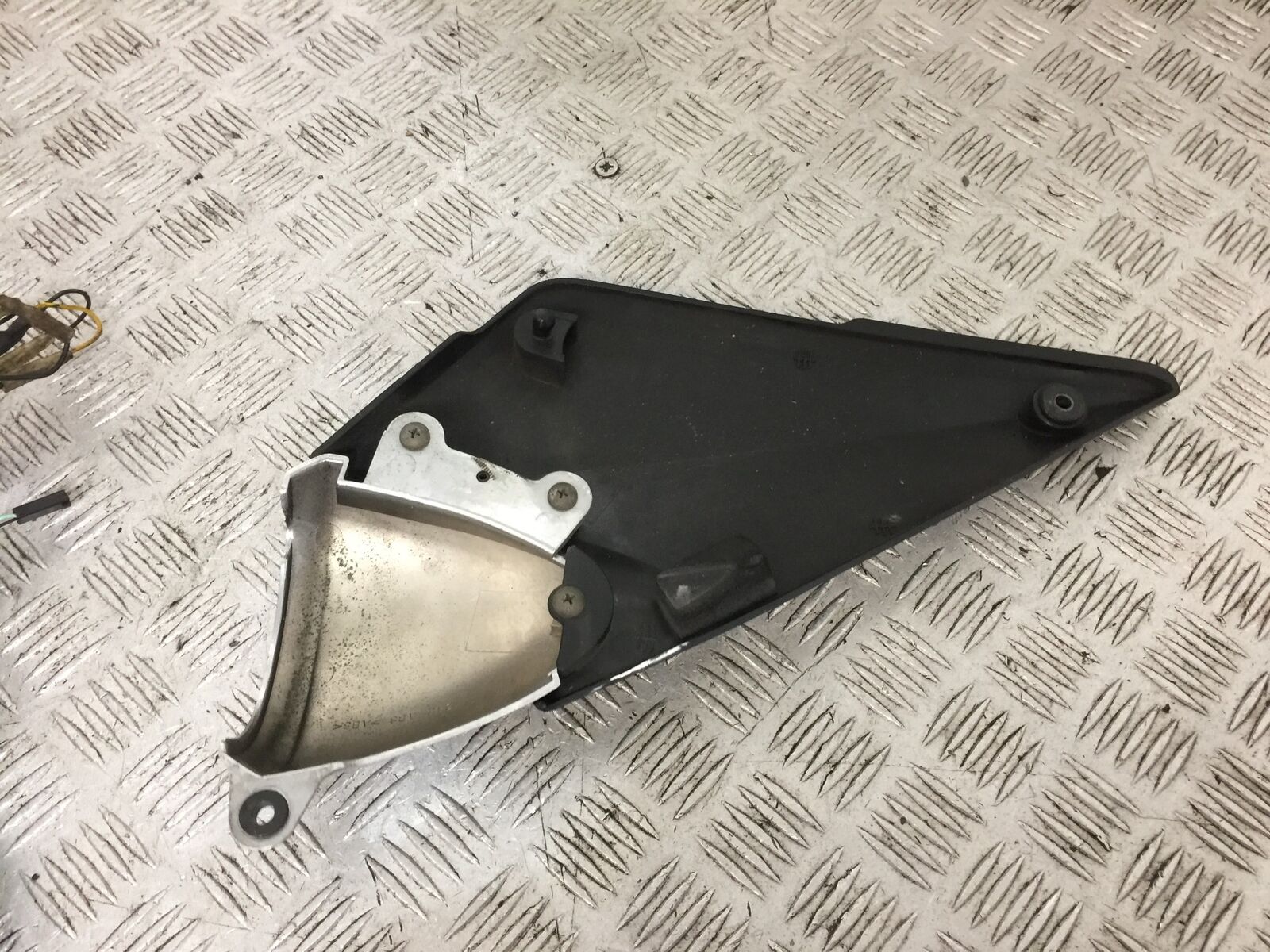 SUZUKI GSF1200 GSF 1200 BANDIT LEFT SIDE PANEL  YEAR 2001-2005 (STOCK 902)