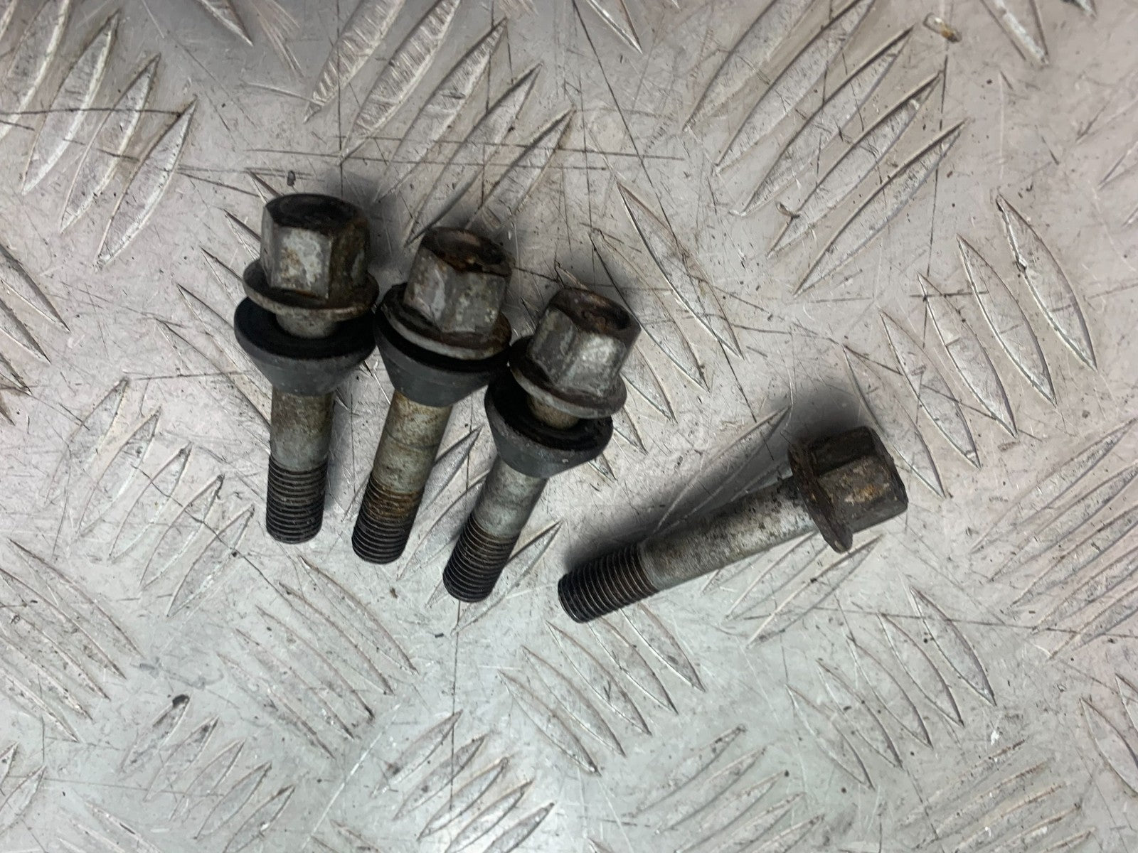 BMW R850 R R850R REAR WHEEL BOLTS   YEAR 1994-2002 (CMB1170)