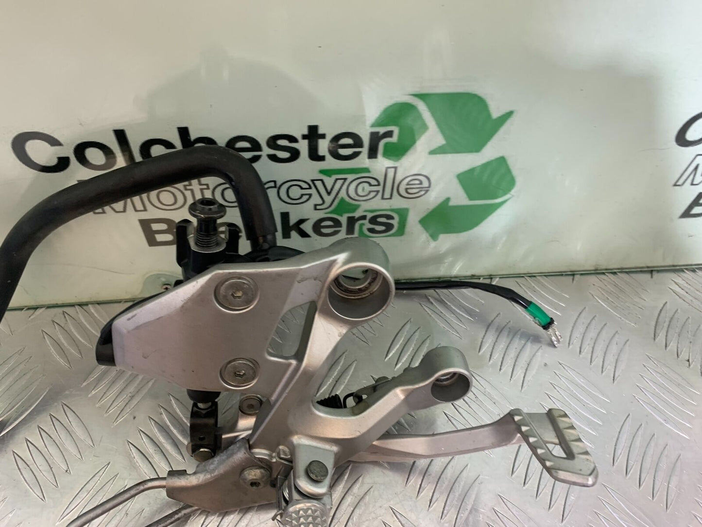 YAMAHA MT09 MT-09 FRONT RIGHT HANGER AND BRAKE LEVER  YEAR 2013-2016 (STOCK 997)
