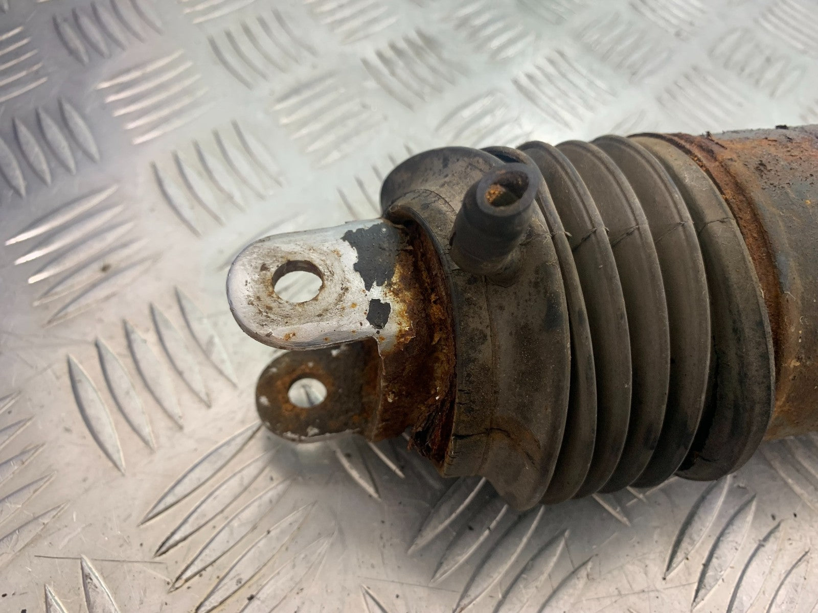 HONDA GL500 GL 500 SILVERWING REAR SHOCK  YEAR 1981-82  (CMB1168)