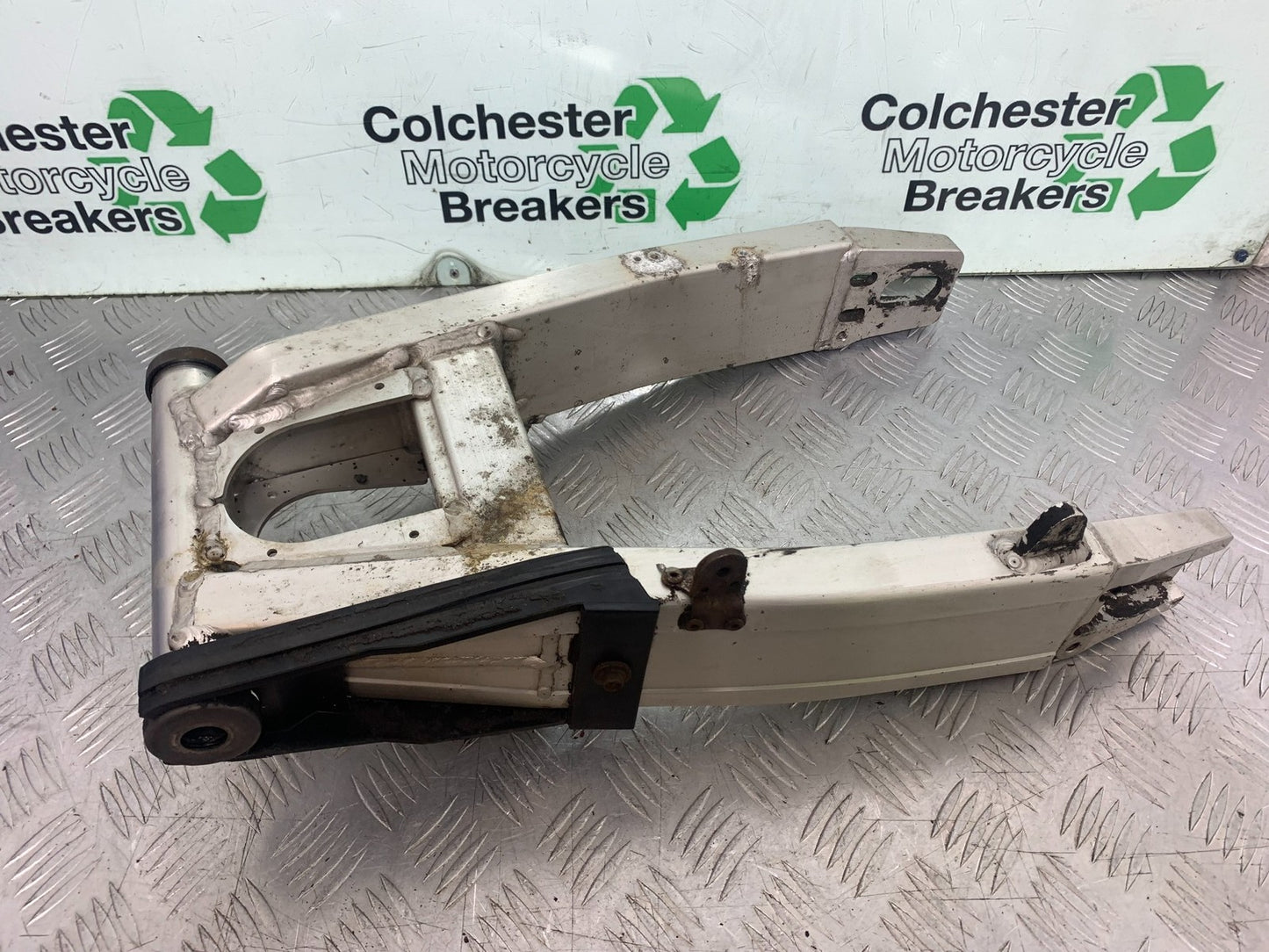 YAMAHA YZF1000 THUNDERACE SWINGARM  YEAR 1997-2000 (CMB1204)