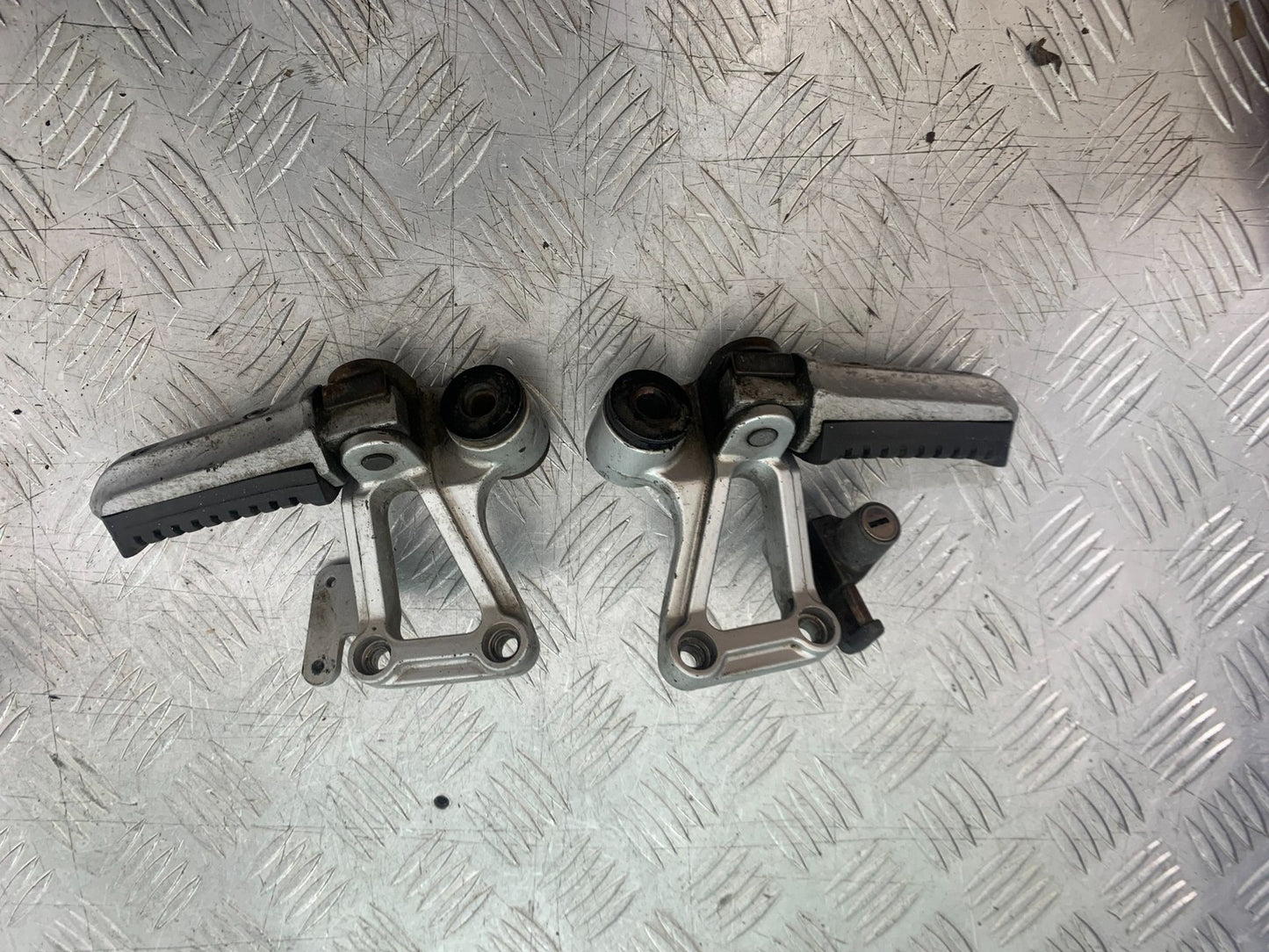 KAWASAKI GPZ600 GPZ 600 REAR HANGES   YEAR 1988-90 (CMB1258)