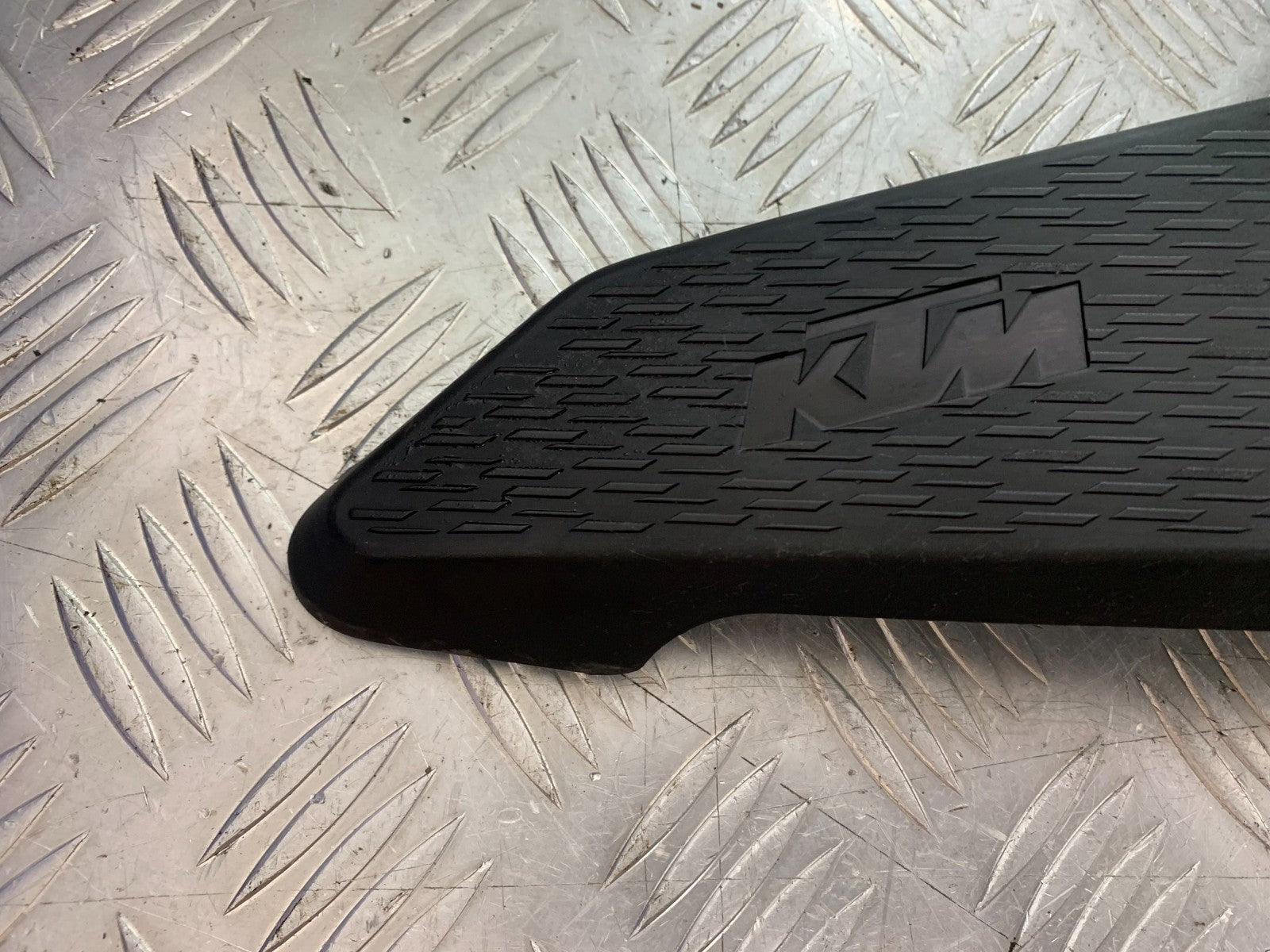 KTM 390 ADVENTURE RIGHT RADIATOR COVER  YEAR 2020-24 (CMB1240)