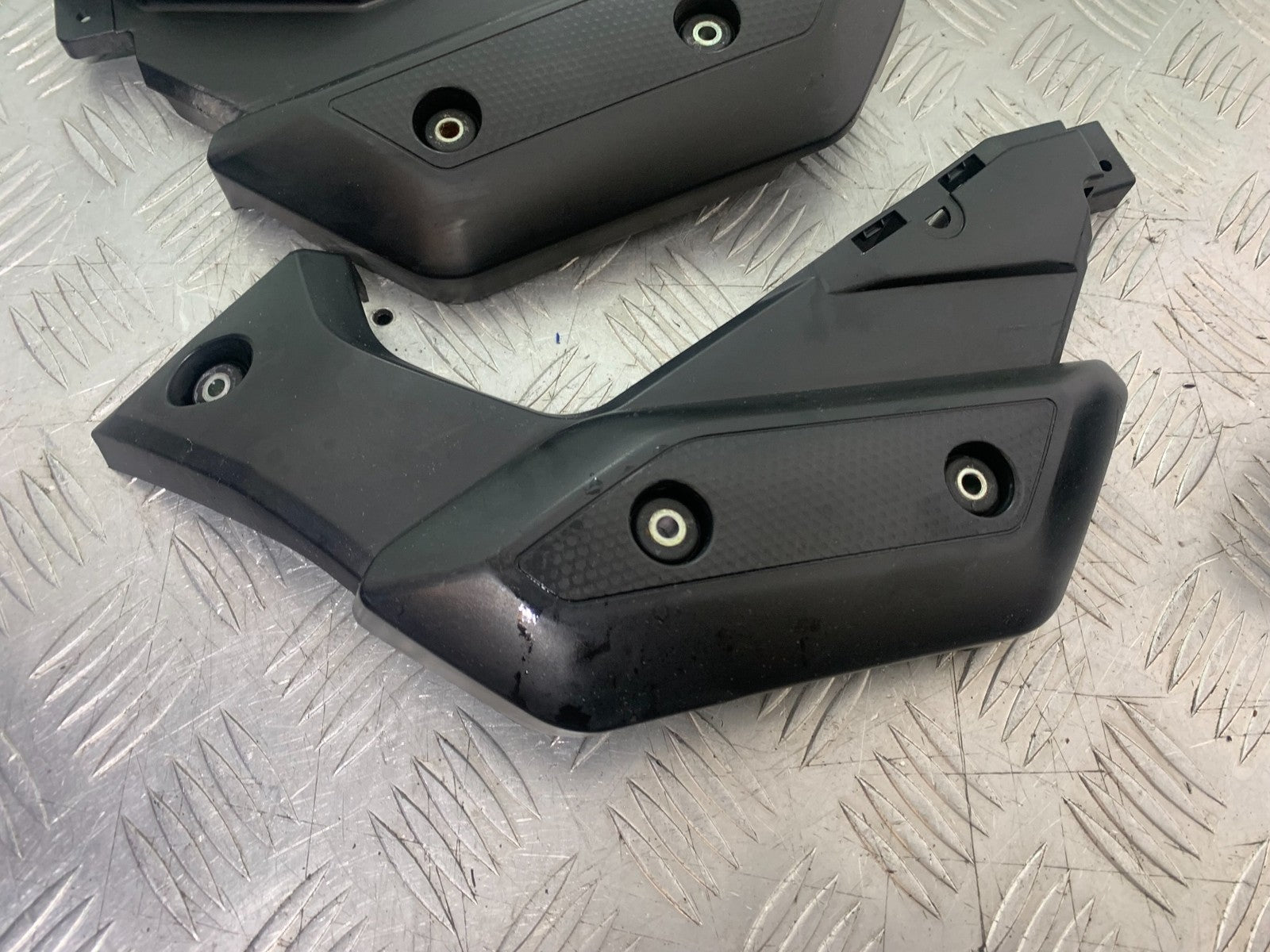 YAMAHA XJ6 XJ6-S LEFT AND RIGHT SIDE INFILLS   YEAR 2009-2015  (CMB1212)